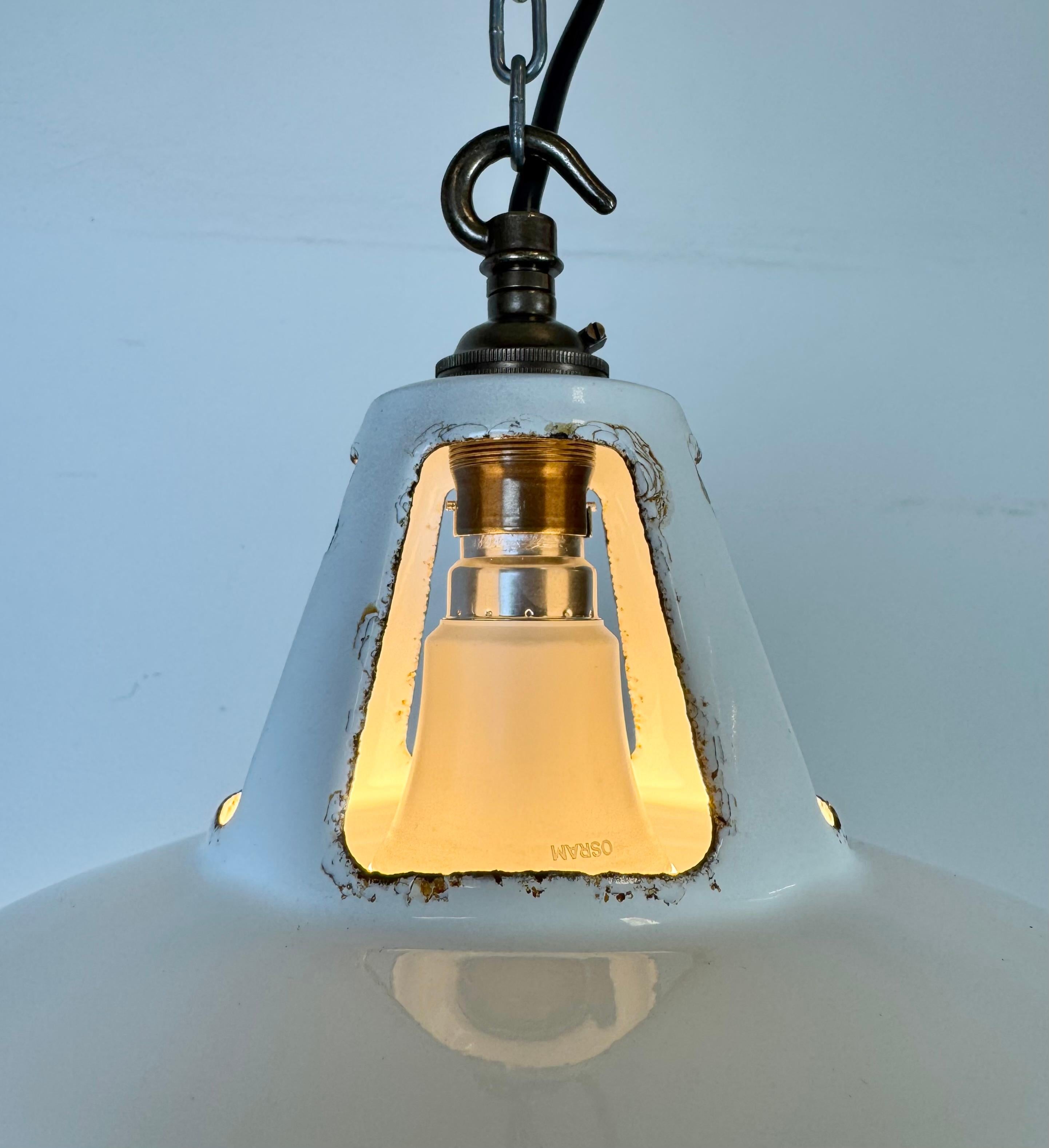 Lampada a sospensione industriale a smalto bianco di Thorlux, anni '60 in vendita 4