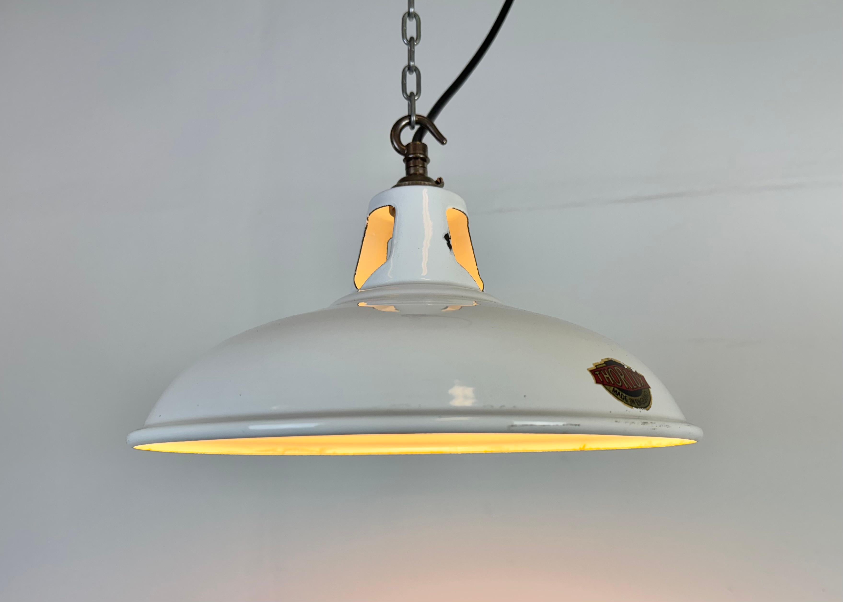 Lampada a sospensione industriale a smalto bianco di Thorlux, anni '60 in vendita 4