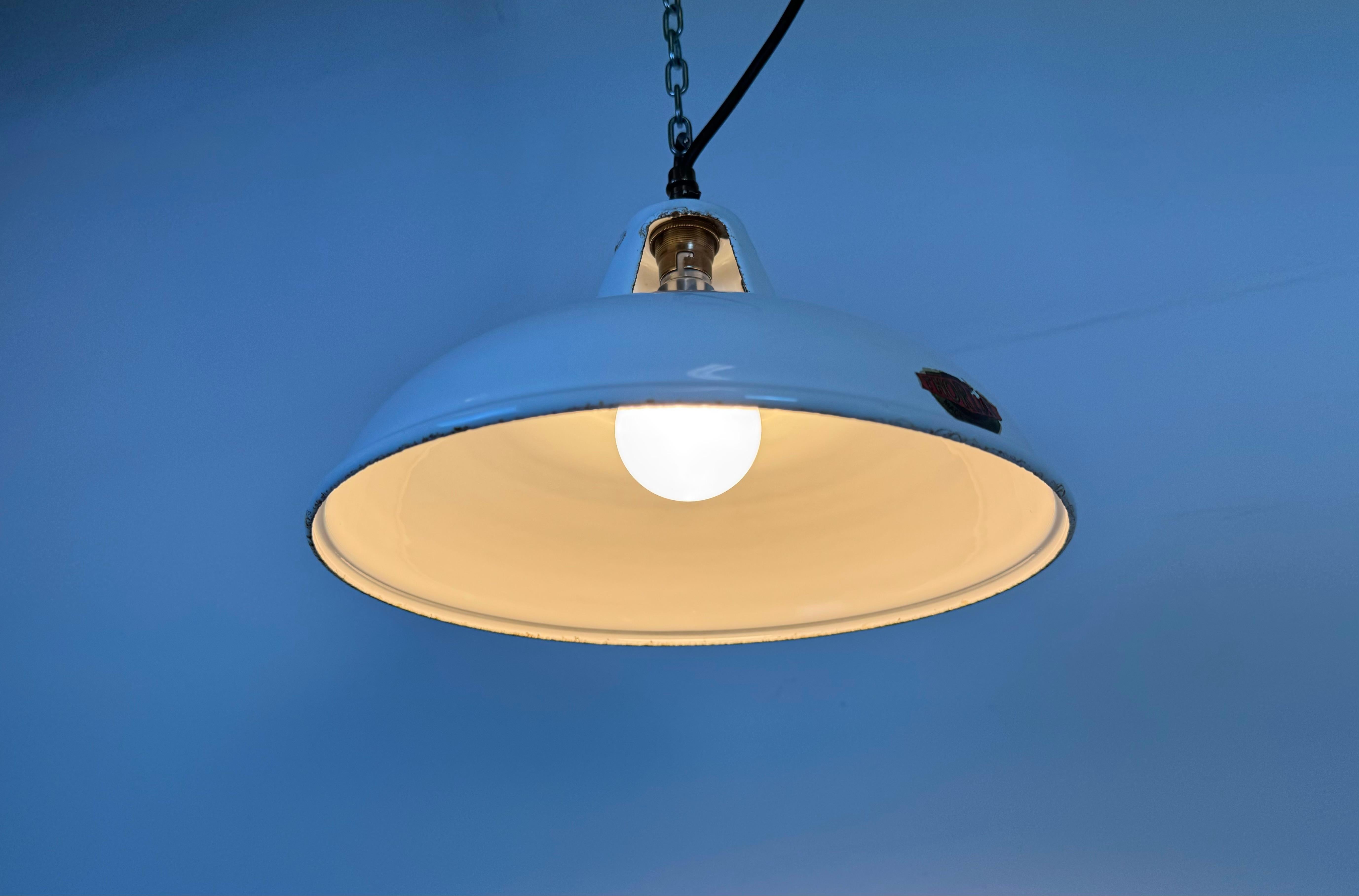 Lampada a sospensione industriale a smalto bianco di Thorlux, anni '60 in vendita 5