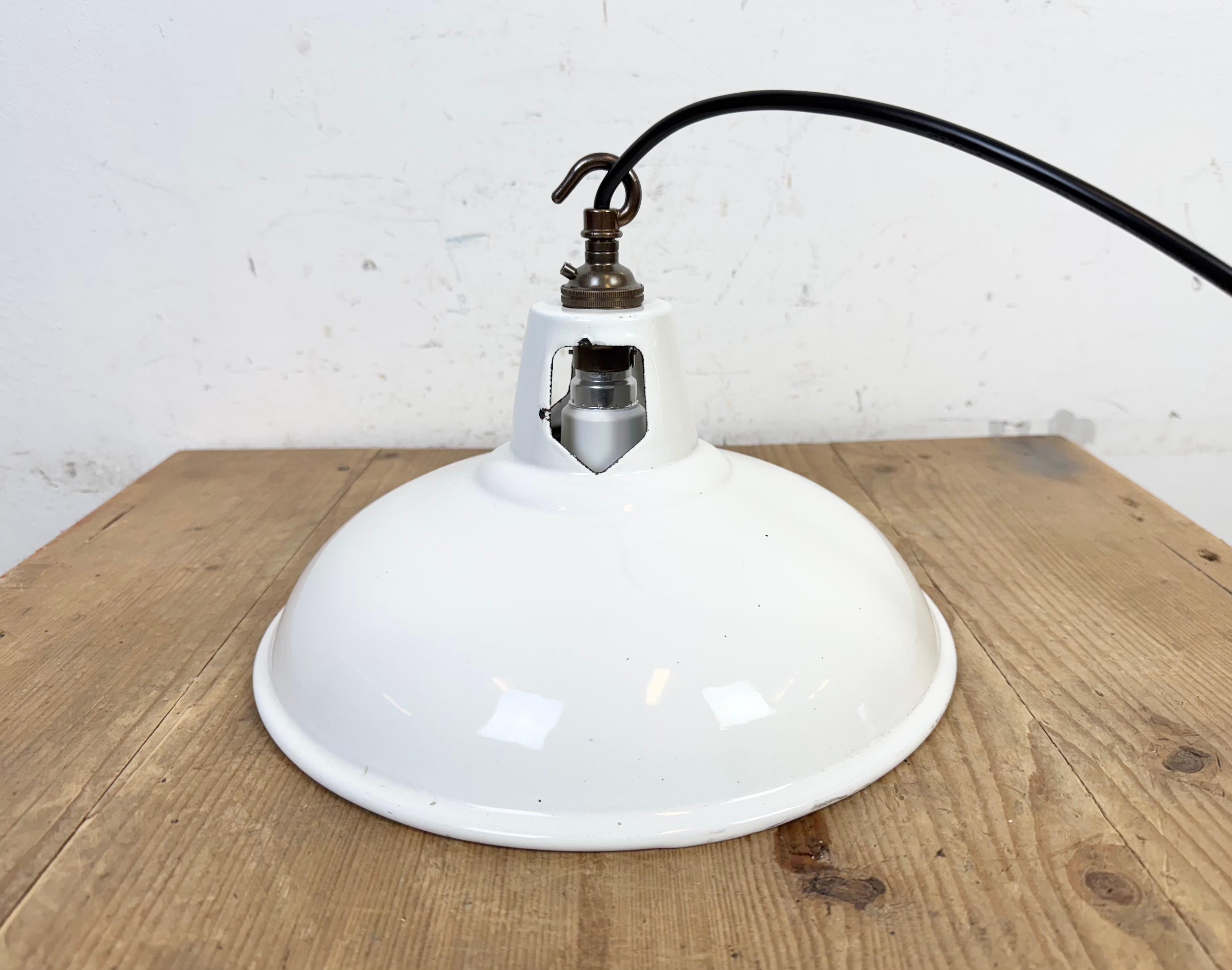 Lampada a sospensione industriale a smalto bianco di Thorlux, anni '60 in vendita 5