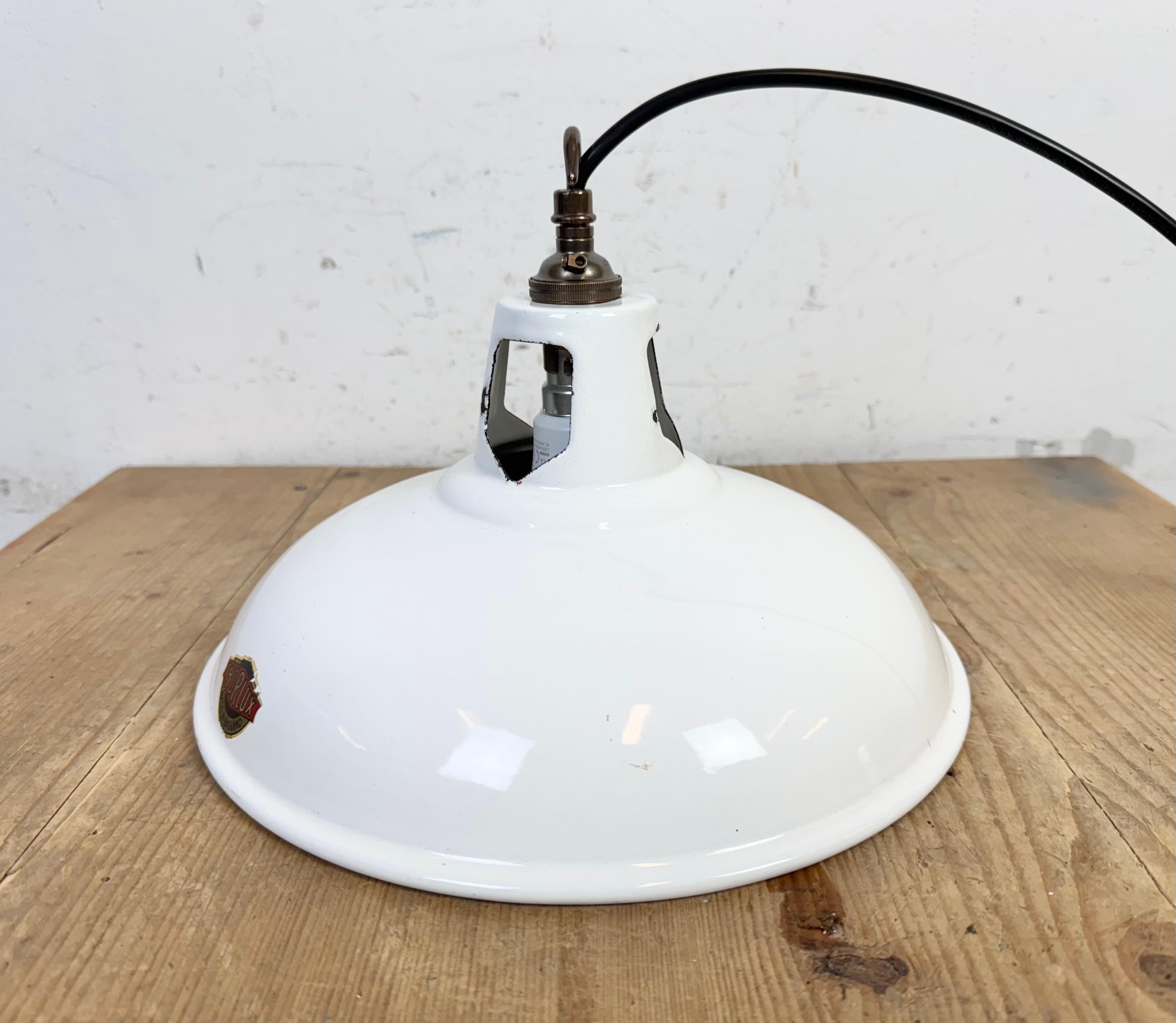 Lampada a sospensione industriale a smalto bianco di Thorlux, anni '60 in vendita 6