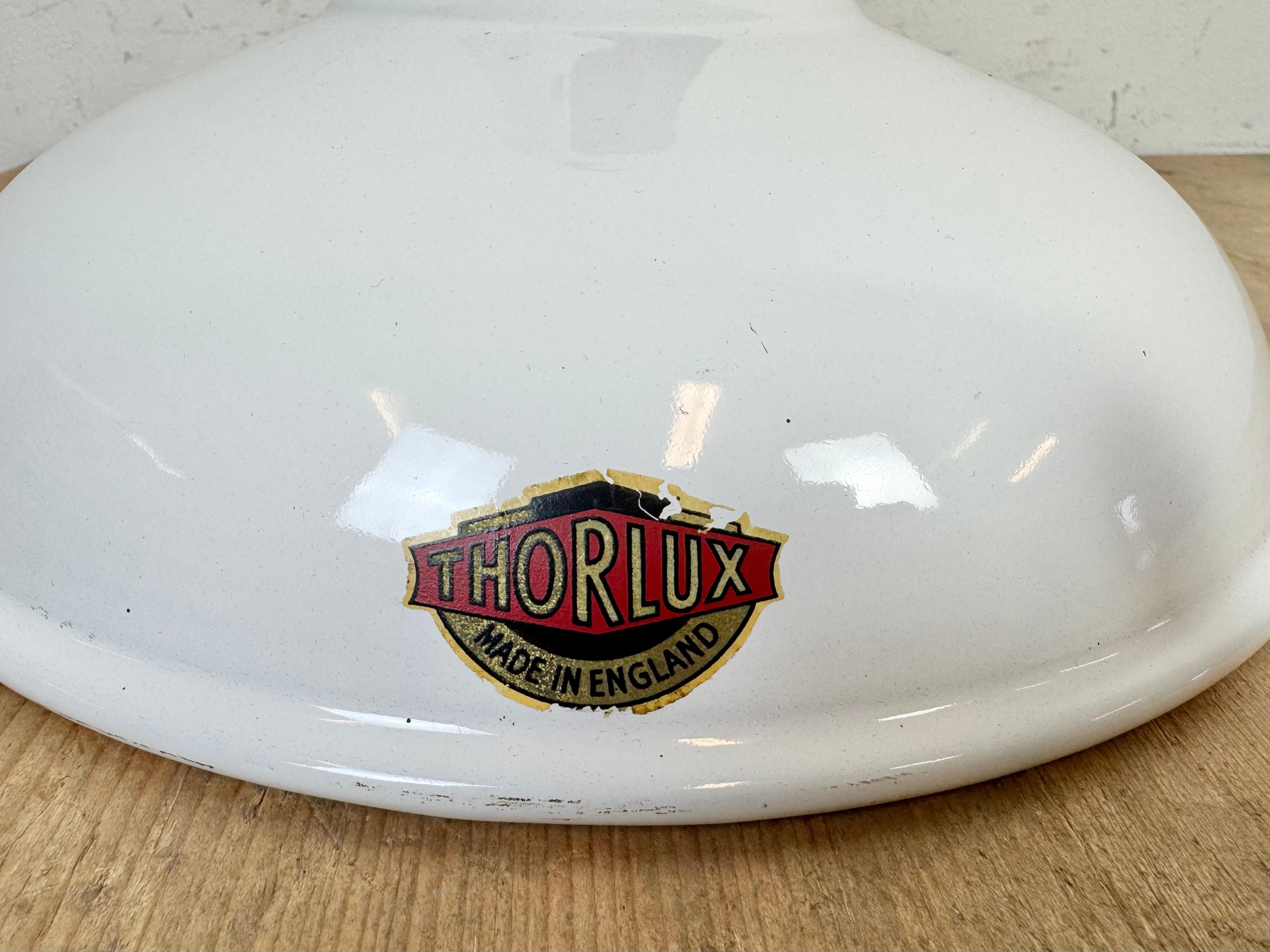 Lampada a sospensione industriale a smalto bianco di Thorlux, anni '60 in vendita 7