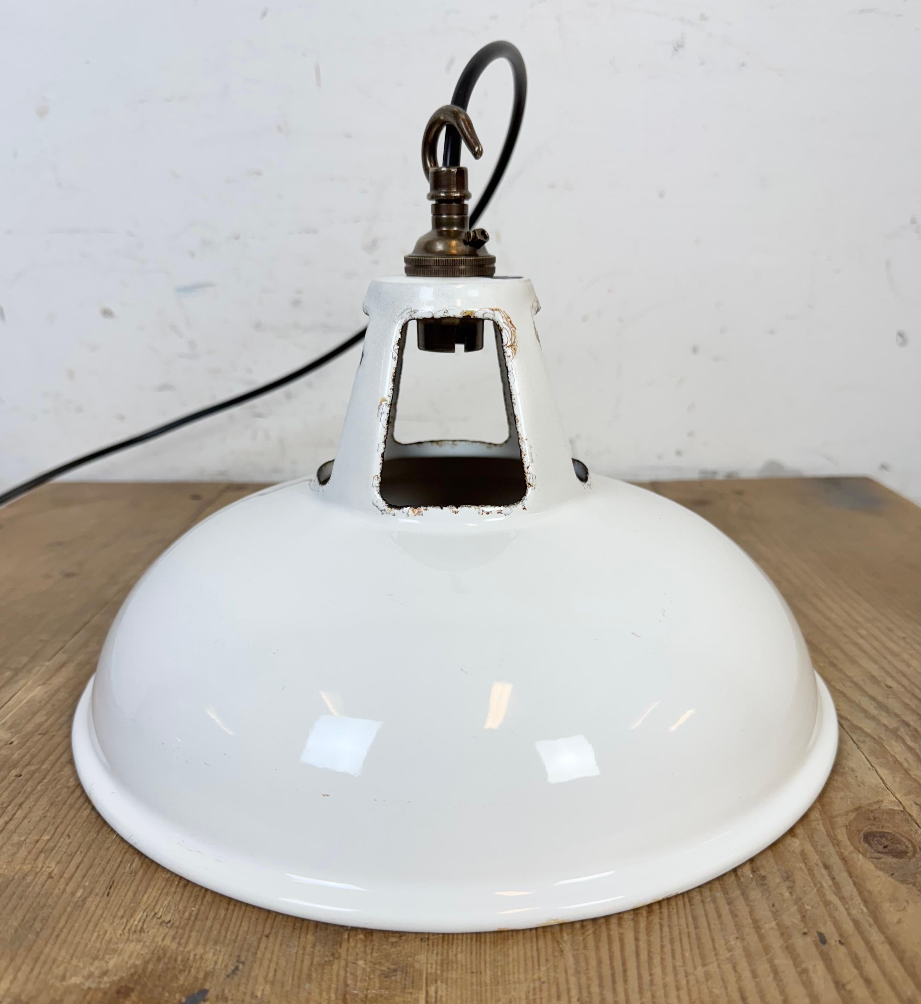Lampada a sospensione industriale a smalto bianco di Thorlux, anni '60 in vendita 10