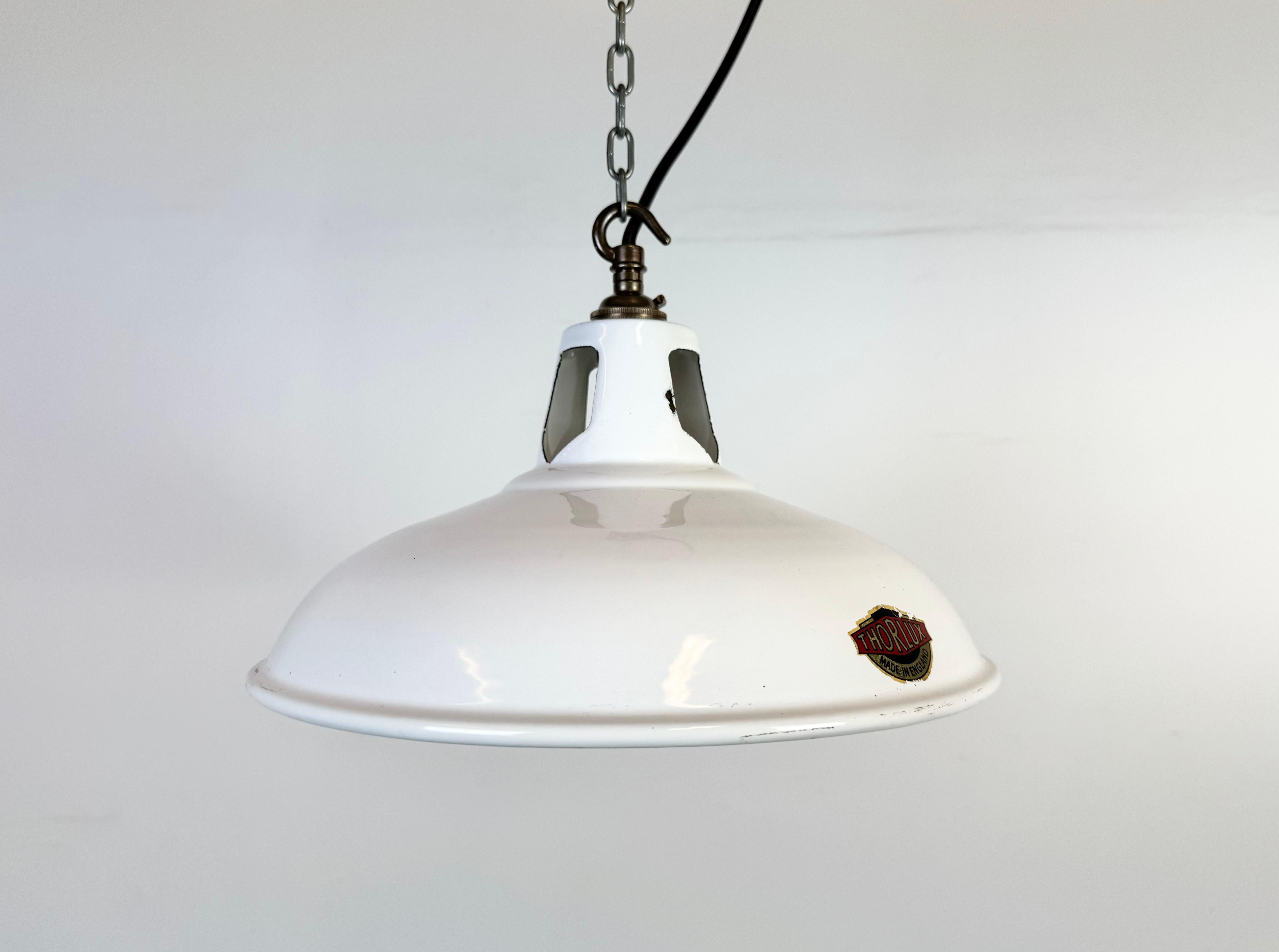 Lampada a sospensione industriale in smalto bianco realizzata da Thorlux nel Regno Unito durante gli anni '60. Smalto bianco all'interno del paralume. Top in ottone. L'attacco richiede lampadine B22. Un nuovo cavo. Il peso della lampada è di 0,5 kg.