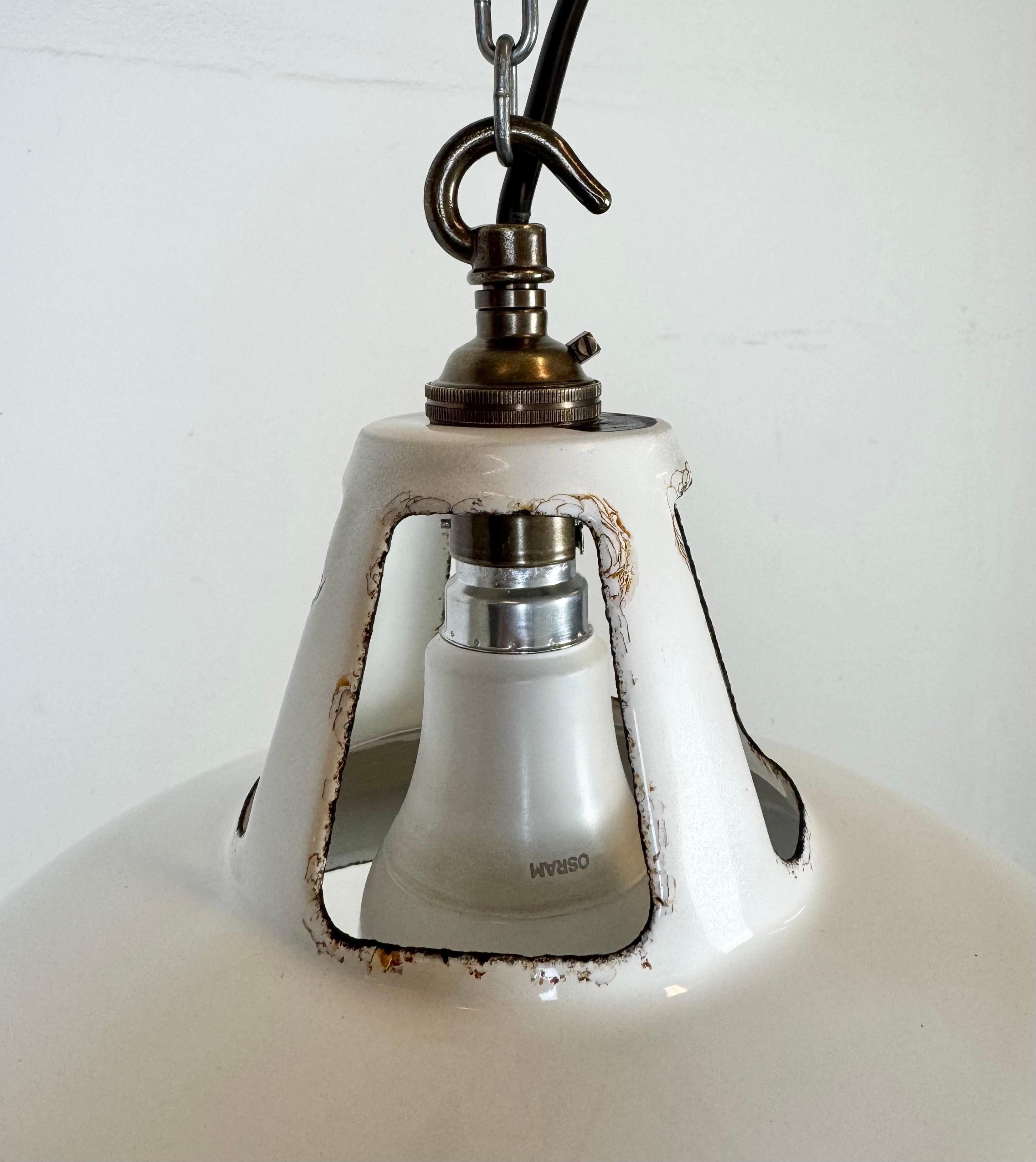 XX secolo Lampada a sospensione industriale a smalto bianco di Thorlux, anni '60 in vendita