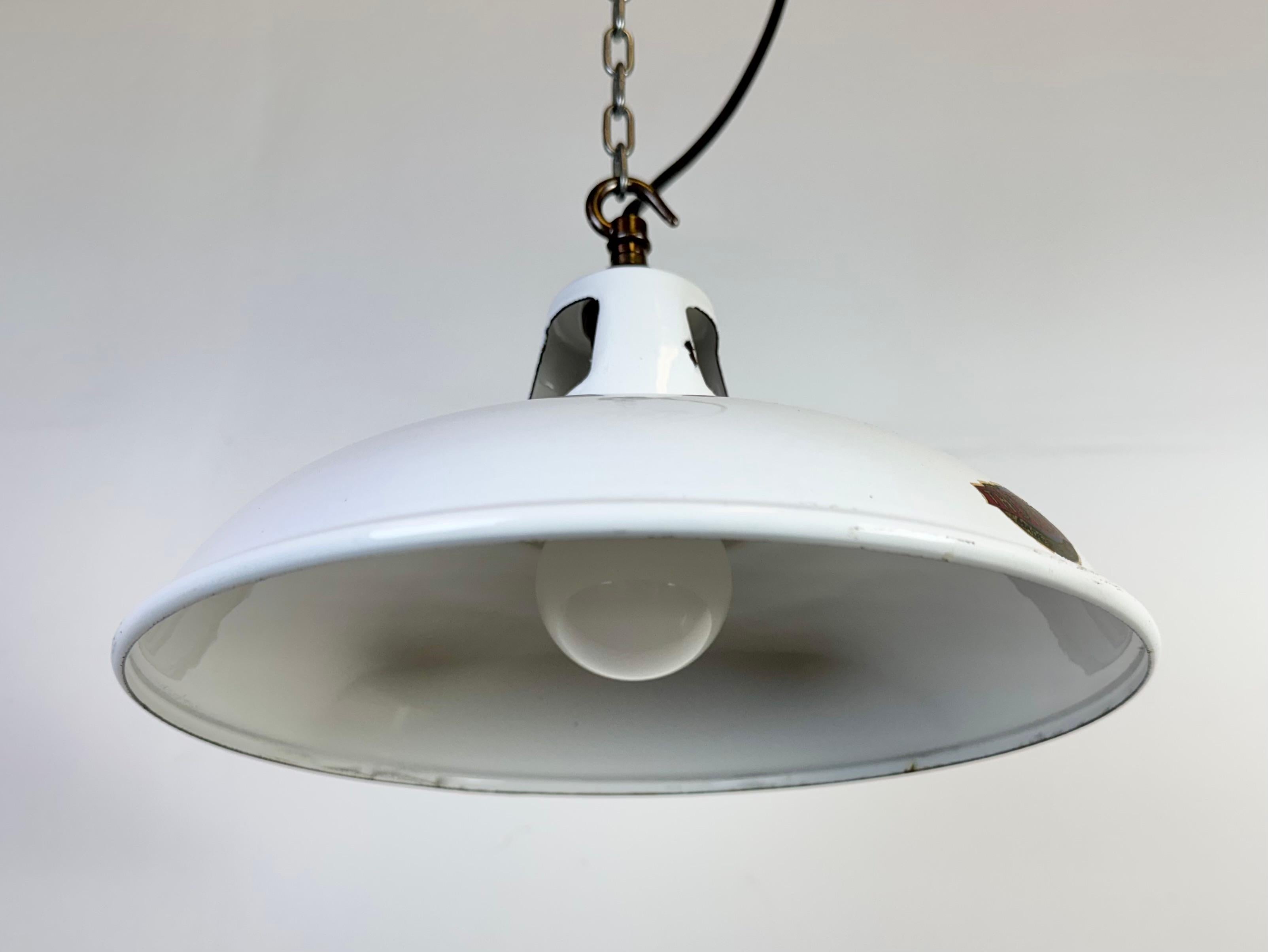 XX secolo Lampada a sospensione industriale a smalto bianco di Thorlux, anni '60 in vendita