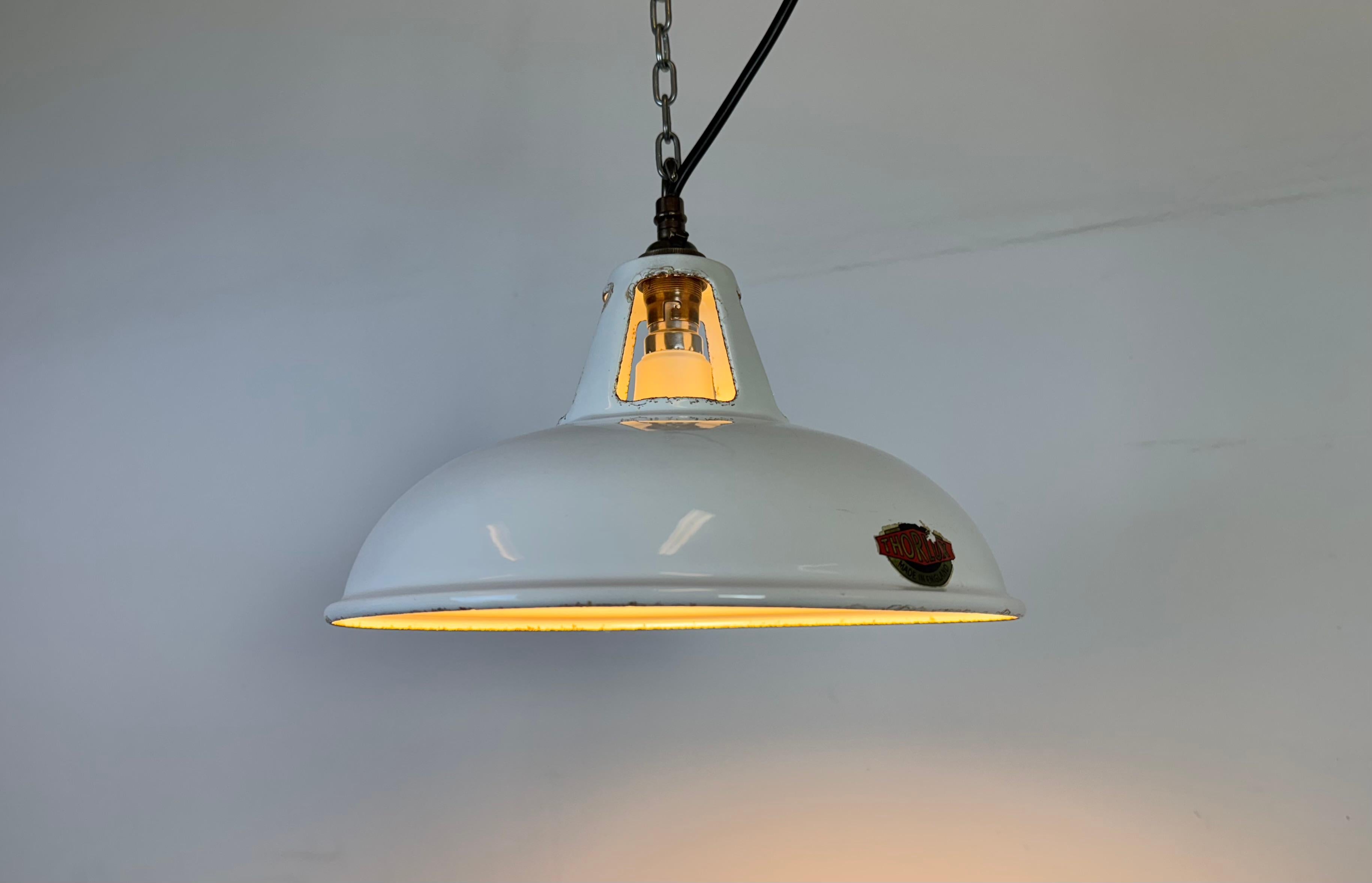 Ottone Lampada a sospensione industriale a smalto bianco di Thorlux, anni '60 in vendita