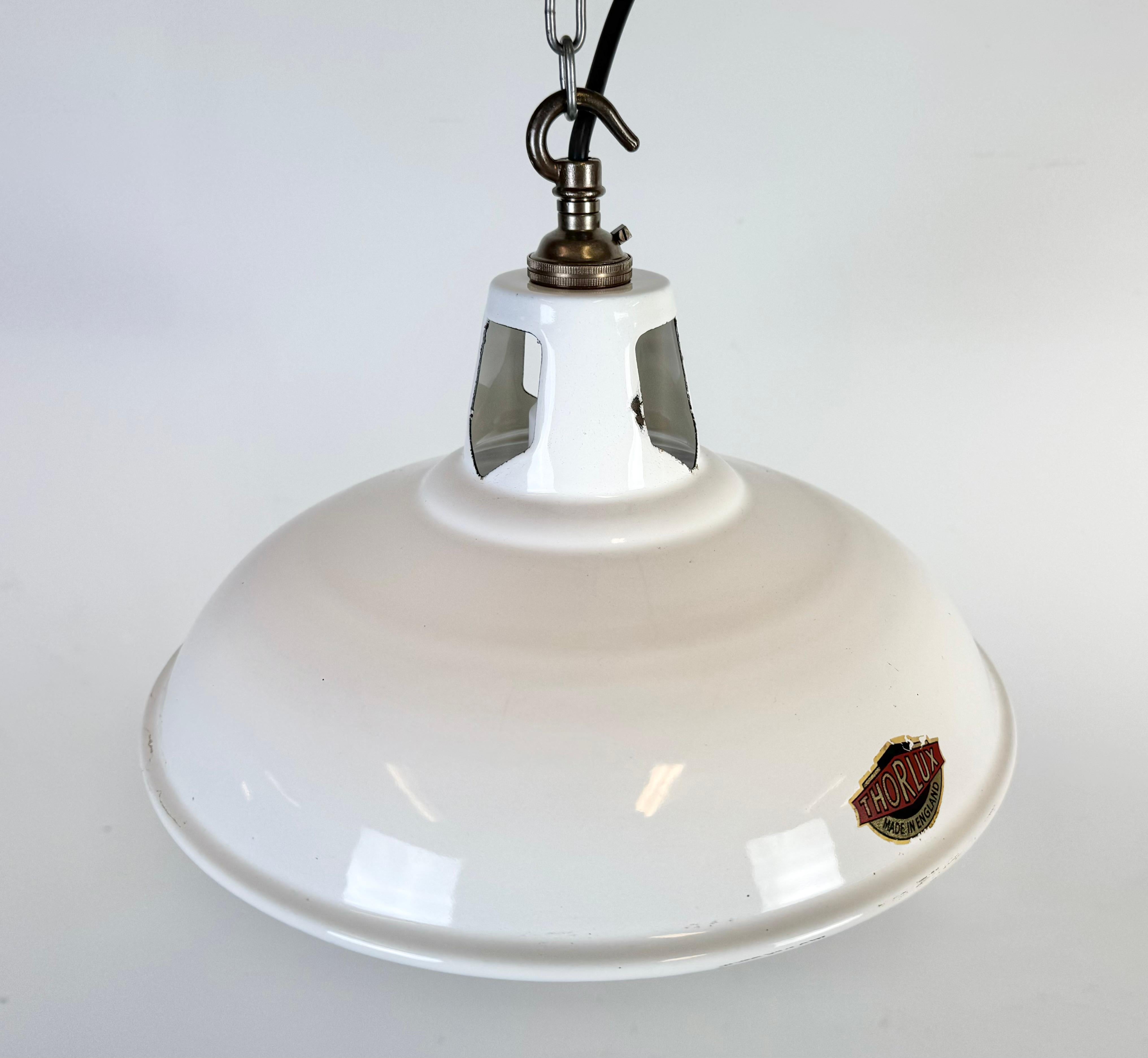 Ottone Lampada a sospensione industriale a smalto bianco di Thorlux, anni '60 in vendita
