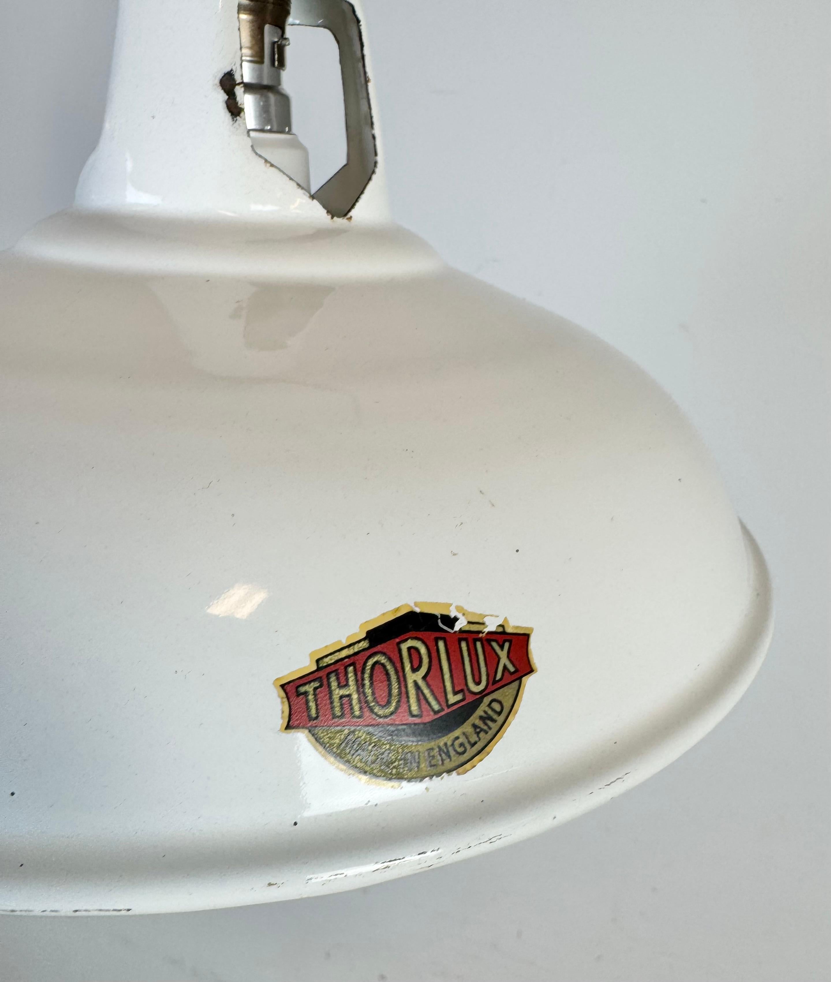 Lampada a sospensione industriale a smalto bianco di Thorlux, anni '60 in vendita 1