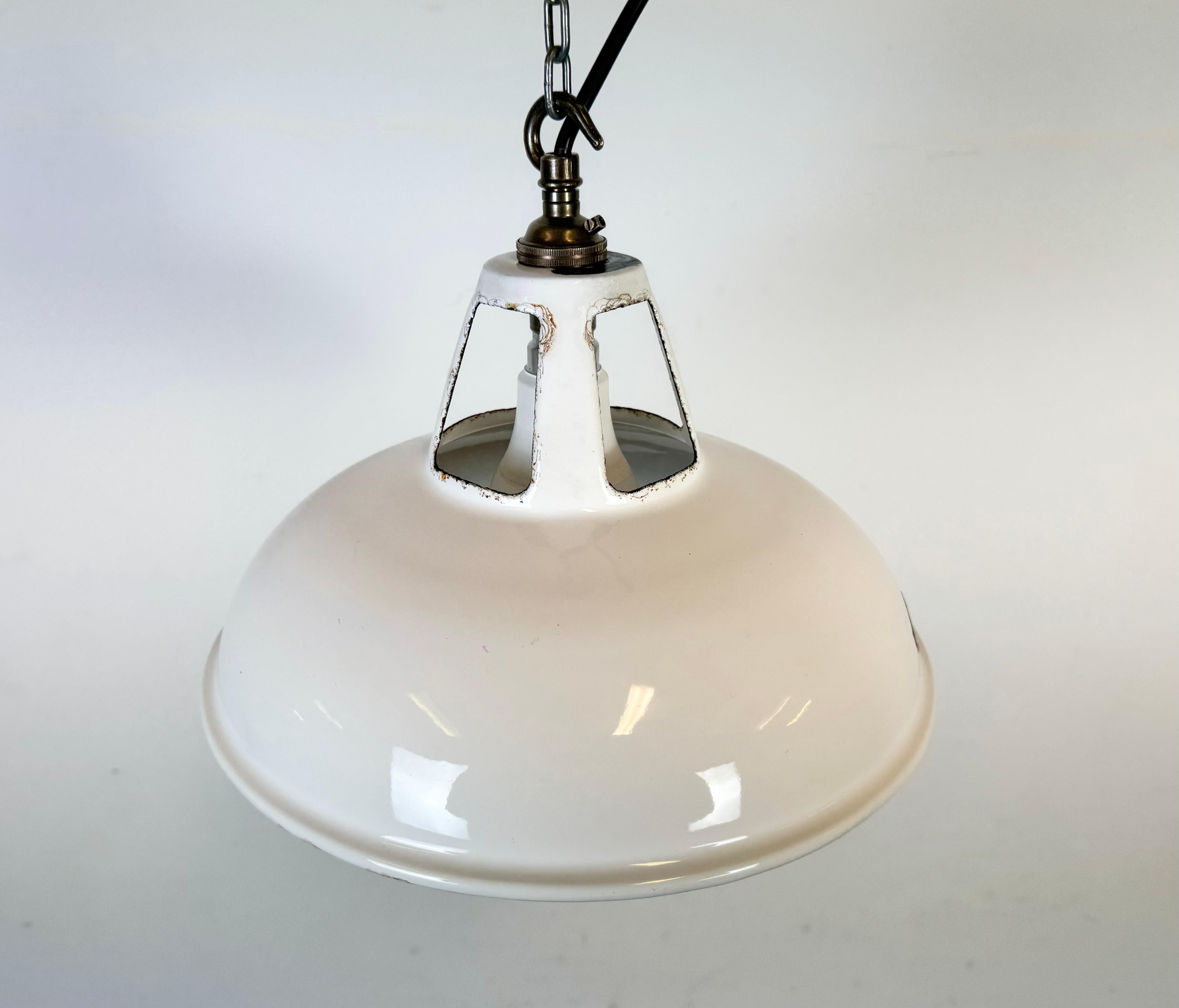 Lampada a sospensione industriale a smalto bianco di Thorlux, anni '60 in vendita 2