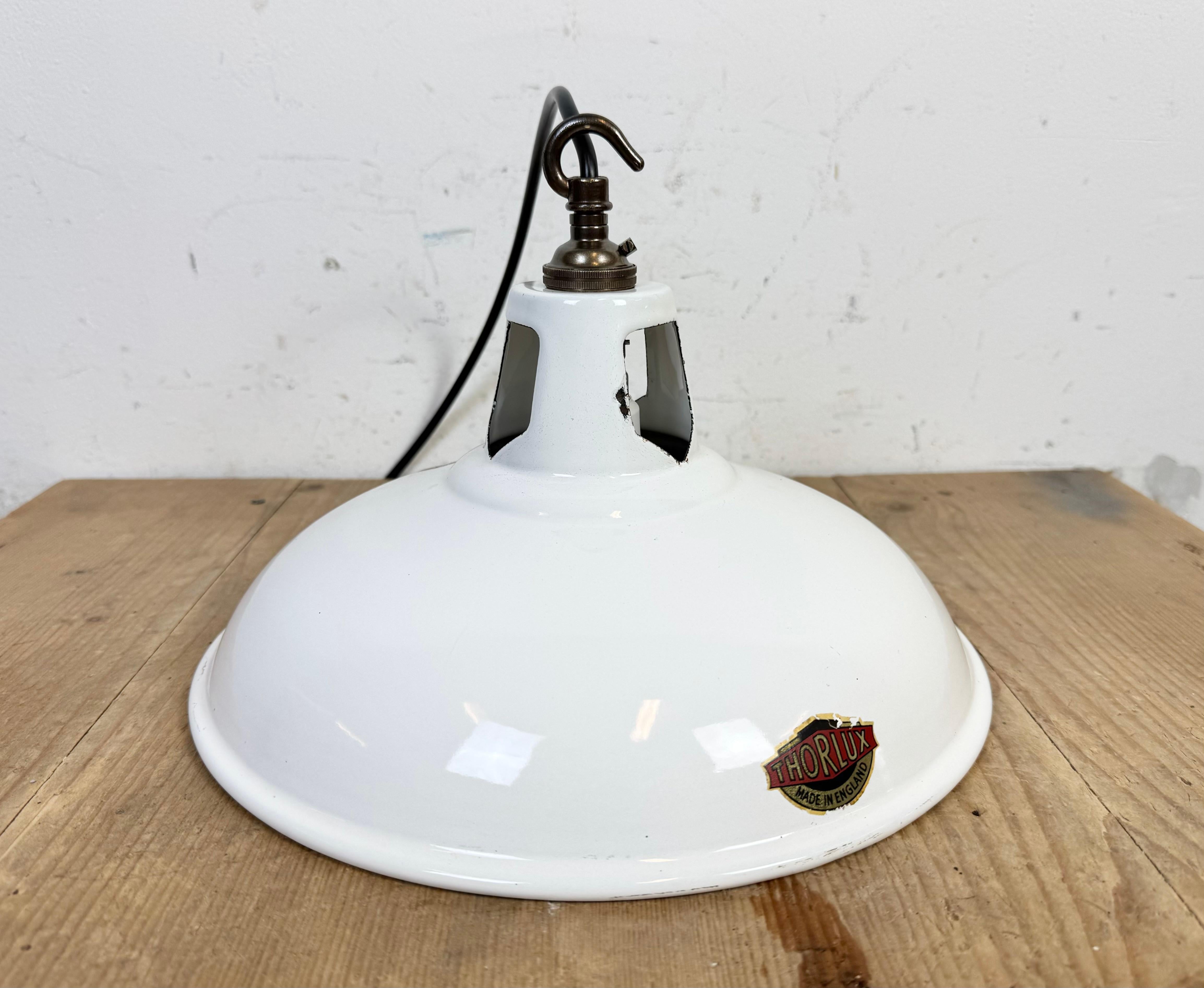 Lampada a sospensione industriale a smalto bianco di Thorlux, anni '60 in vendita 2