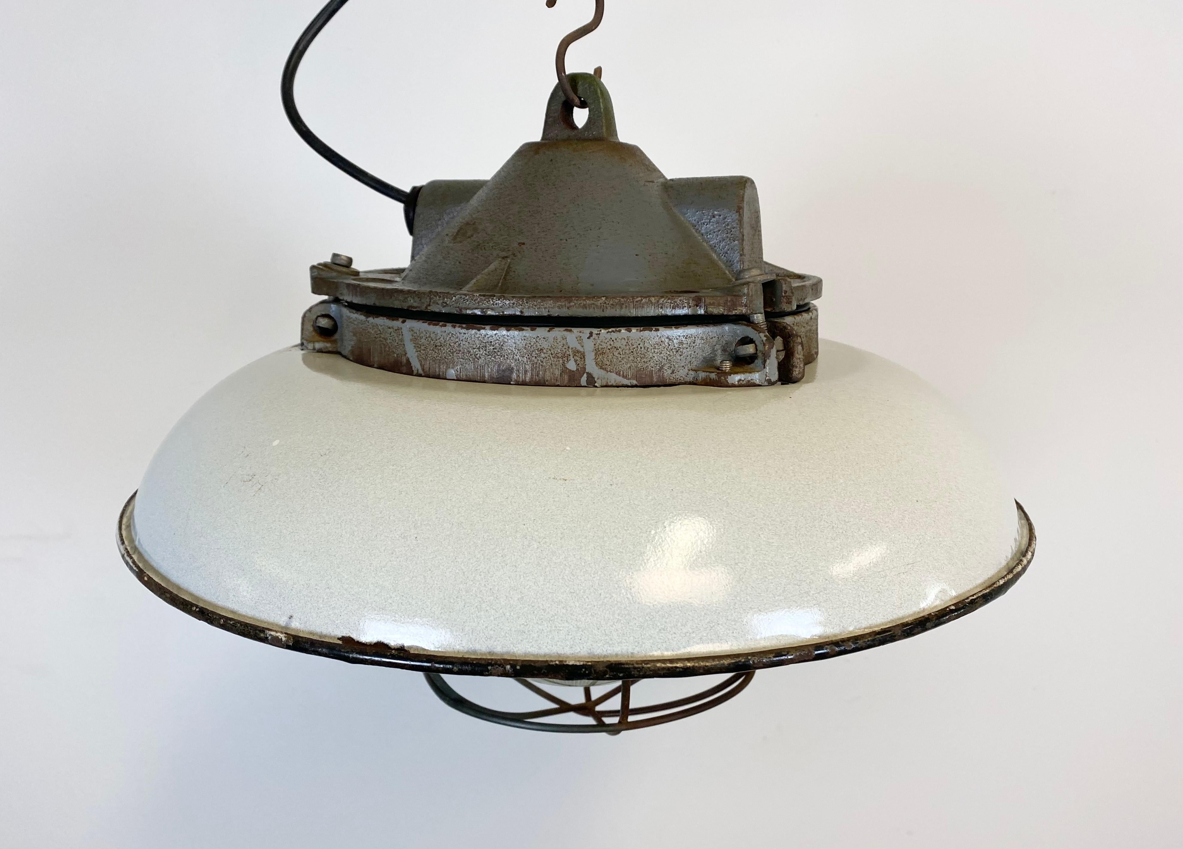 Industrial White Enamel Factory Pendant Lamp in Cast Iron, 1950s In Good Condition In Kojetice, CZ