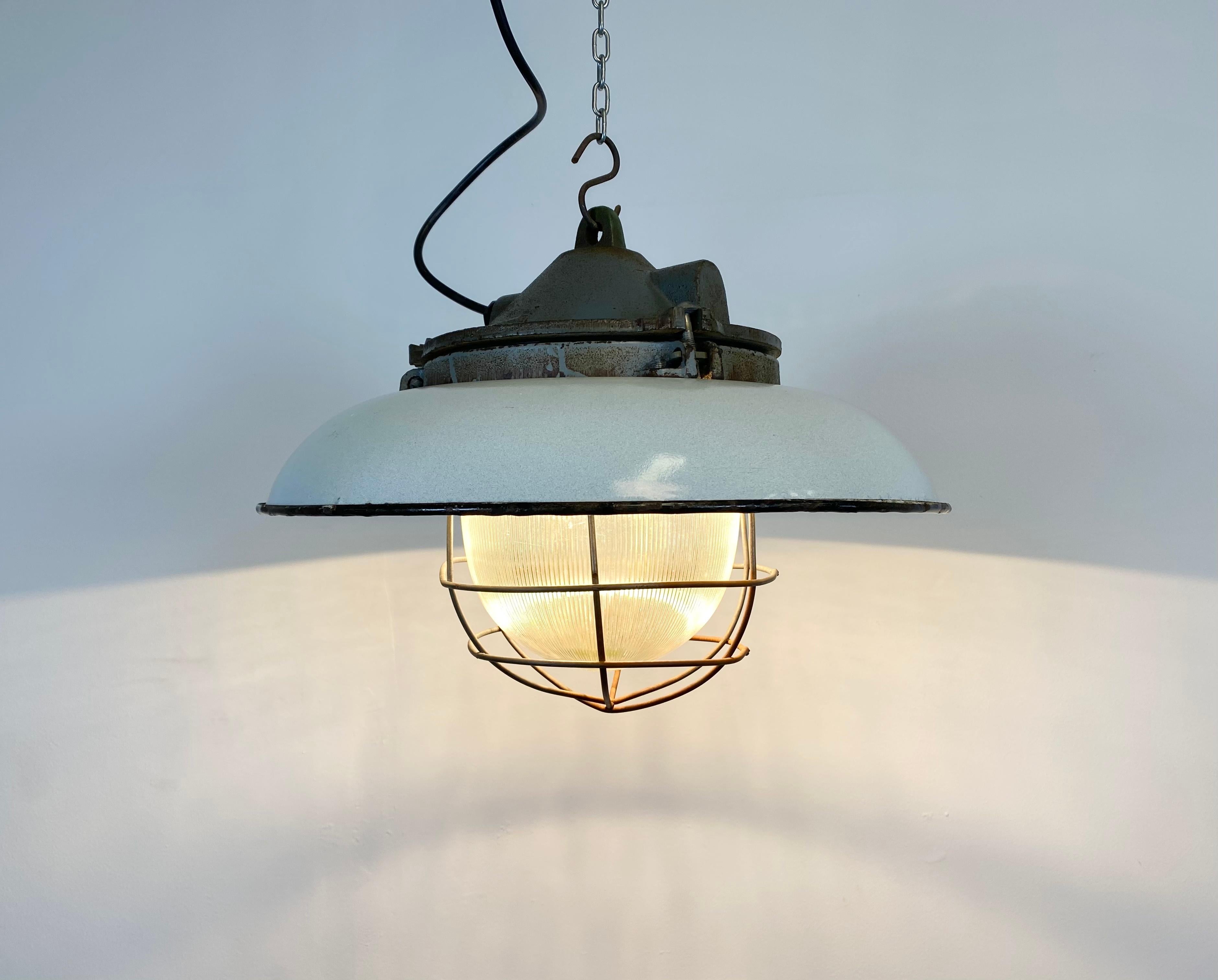 Industrial White Enamel Factory Pendant Lamp in Cast Iron, 1950s 4