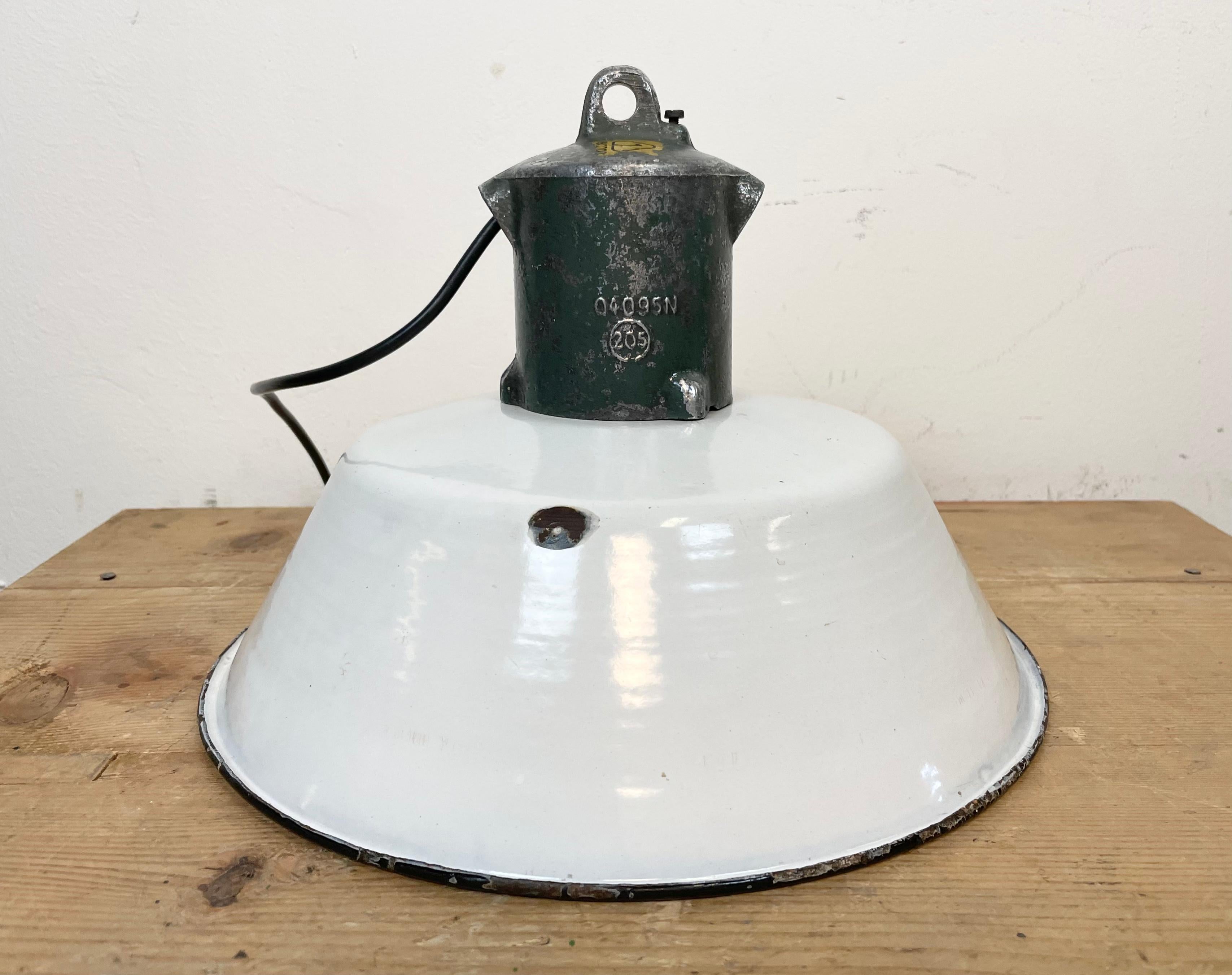 Industrial White Enamel Industrial Lamp with Cast Aluminium Top from EOW, 1950s For Sale 4