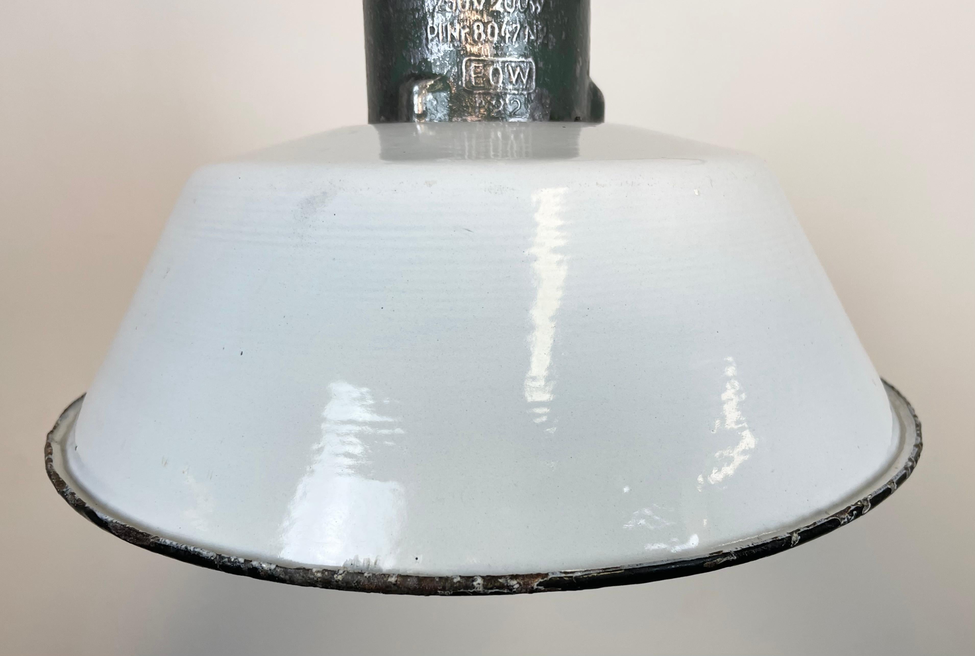 Industrial White Enamel Industrial Lamp with Cast Aluminium Top from EOW, 1950s For Sale 5