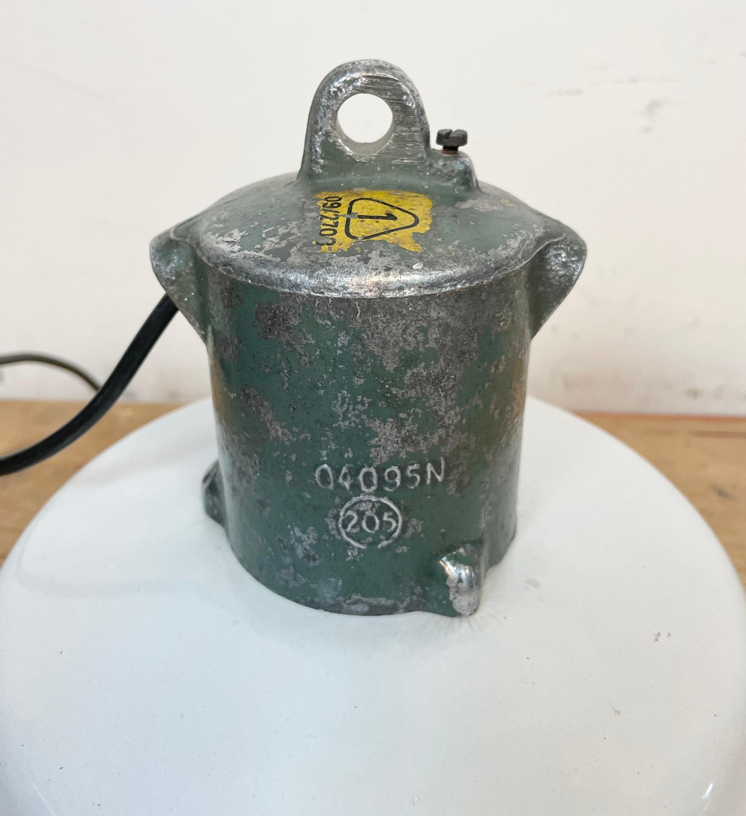 Industrial White Enamel Industrial Lamp with Cast Aluminium Top from EOW, 1950s For Sale 6