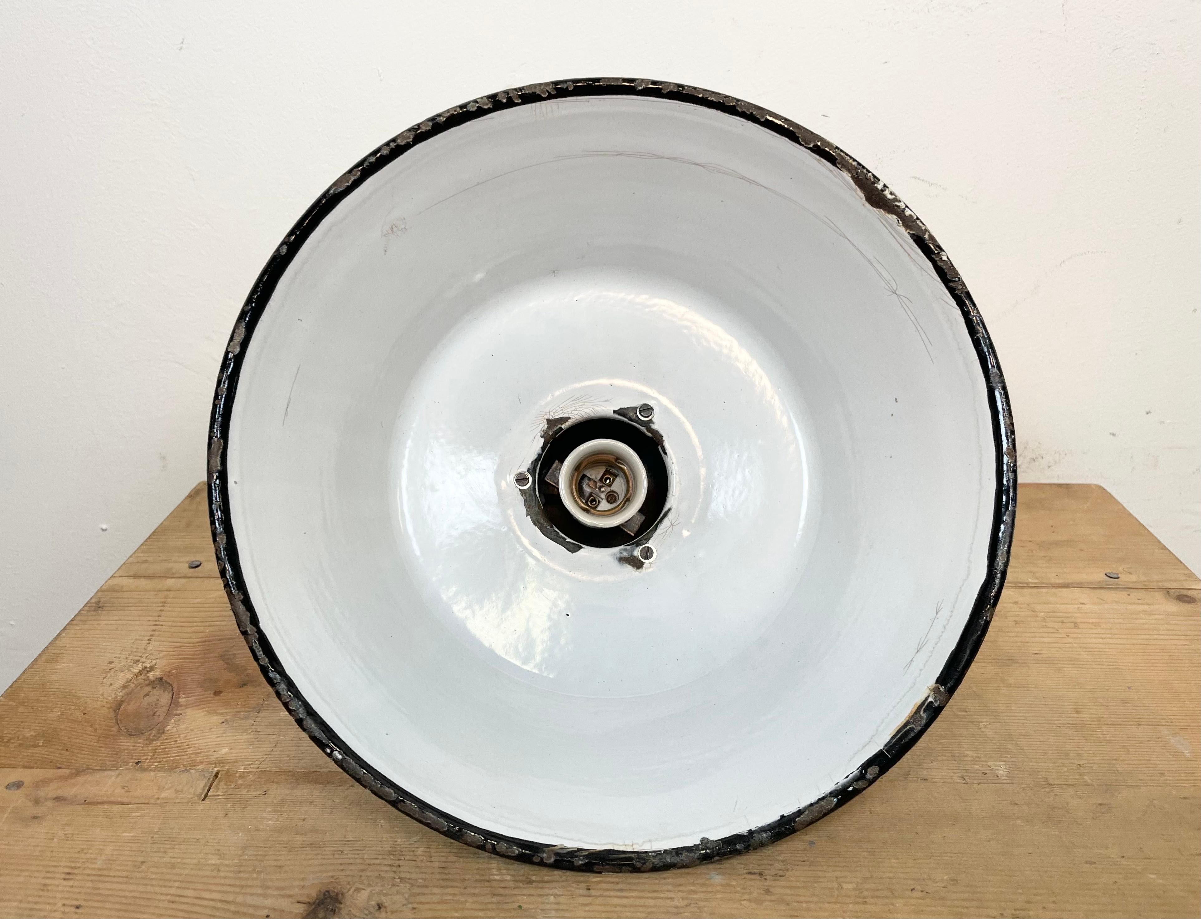 Industrial White Enamel Industrial Lamp with Cast Aluminium Top from EOW, 1950s For Sale 7