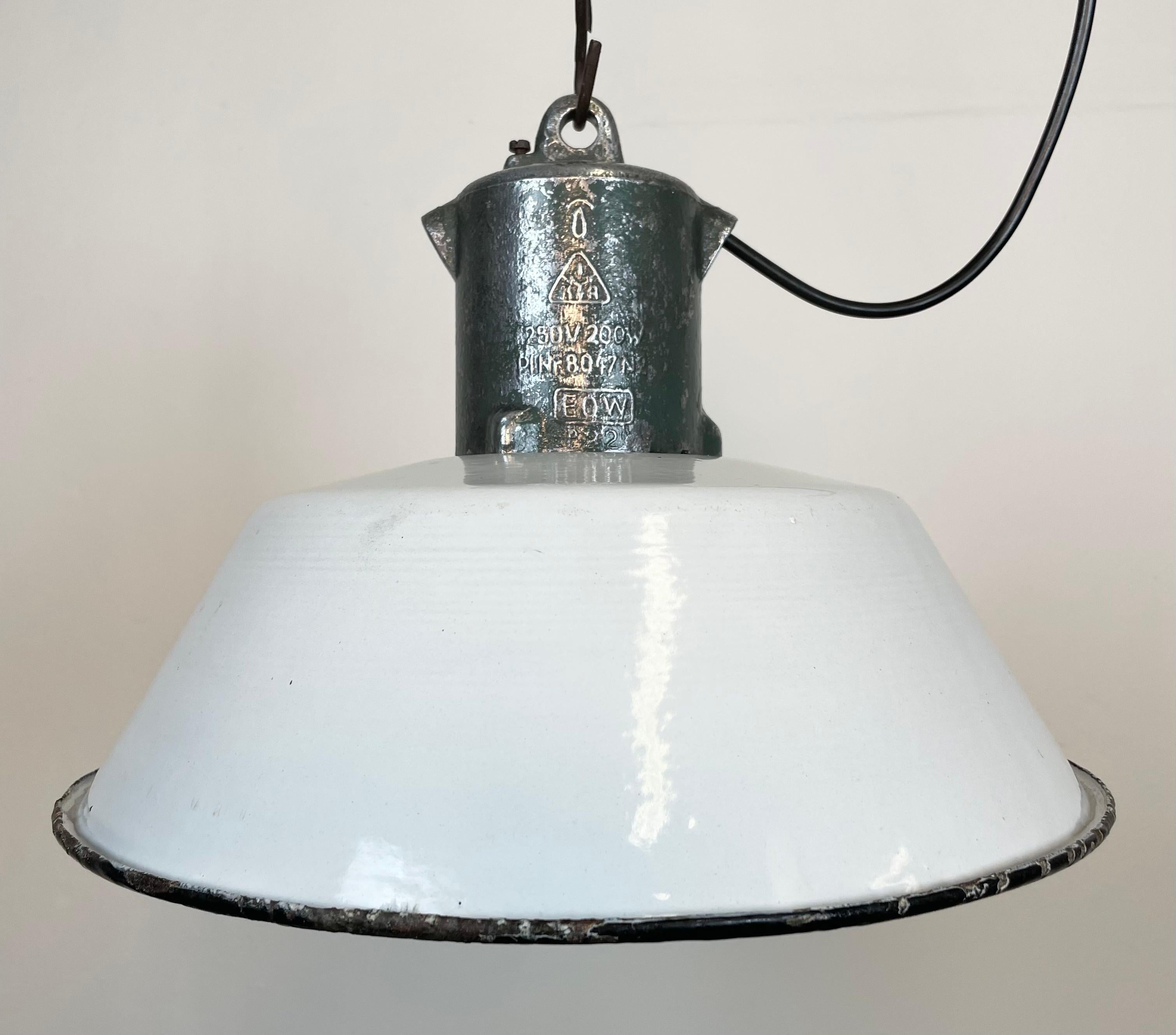 German Industrial White Enamel Industrial Lamp with Cast Aluminium Top from EOW, 1950s For Sale
