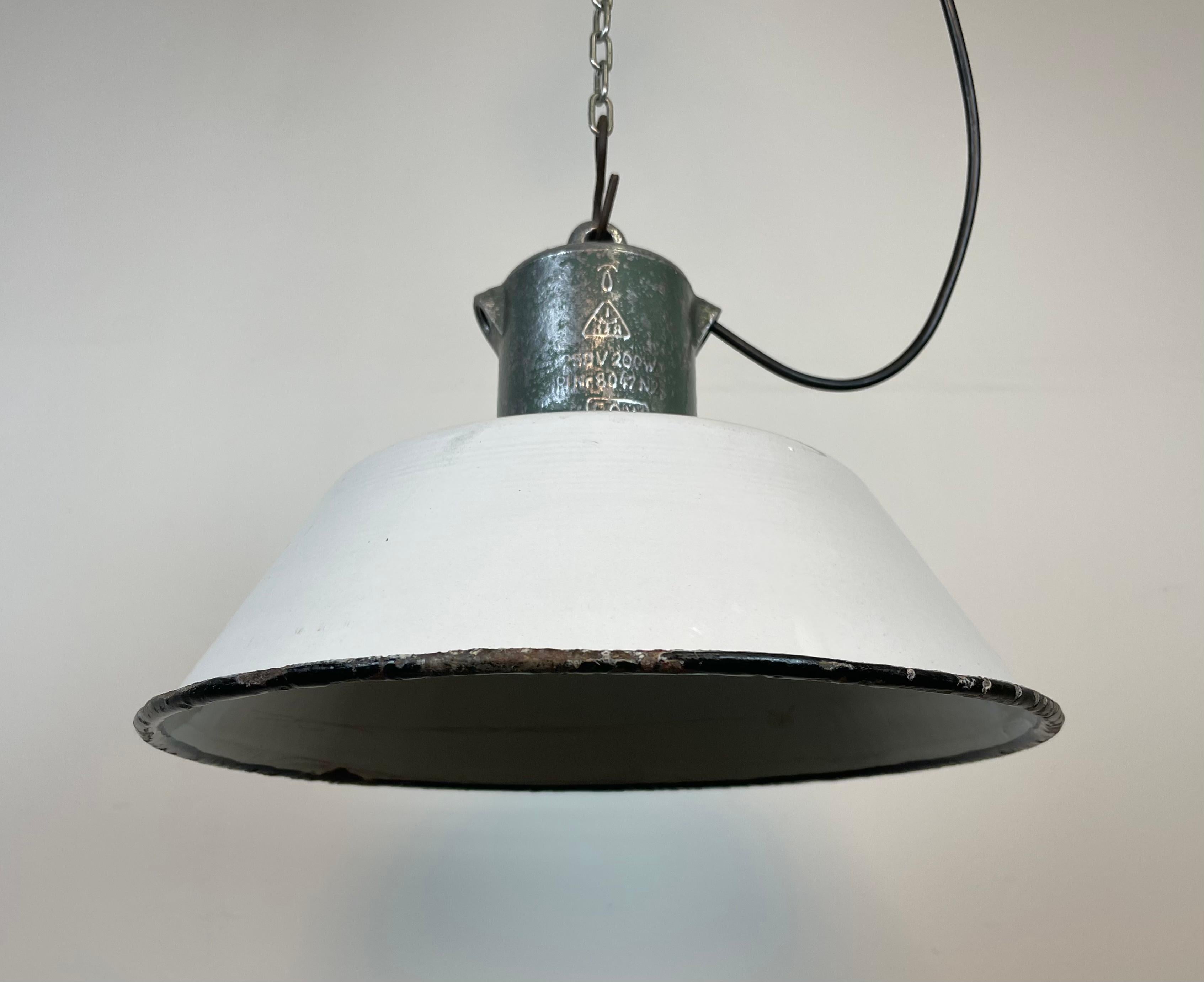 Industrial White Enamel Industrial Lamp with Cast Aluminium Top from EOW, 1950s For Sale 1