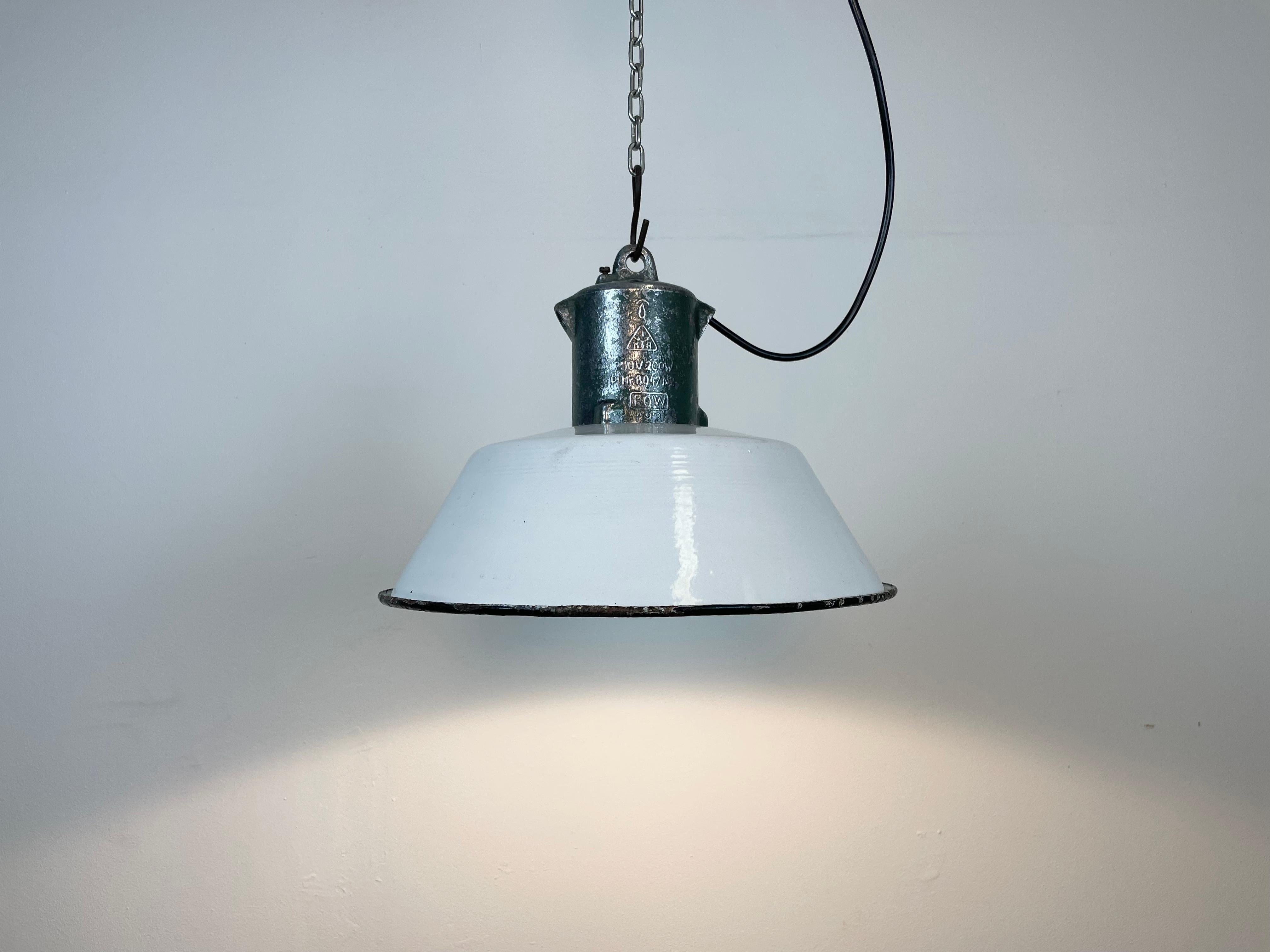 Industrial White Enamel Industrial Lamp with Cast Aluminium Top from EOW, 1950s For Sale 2