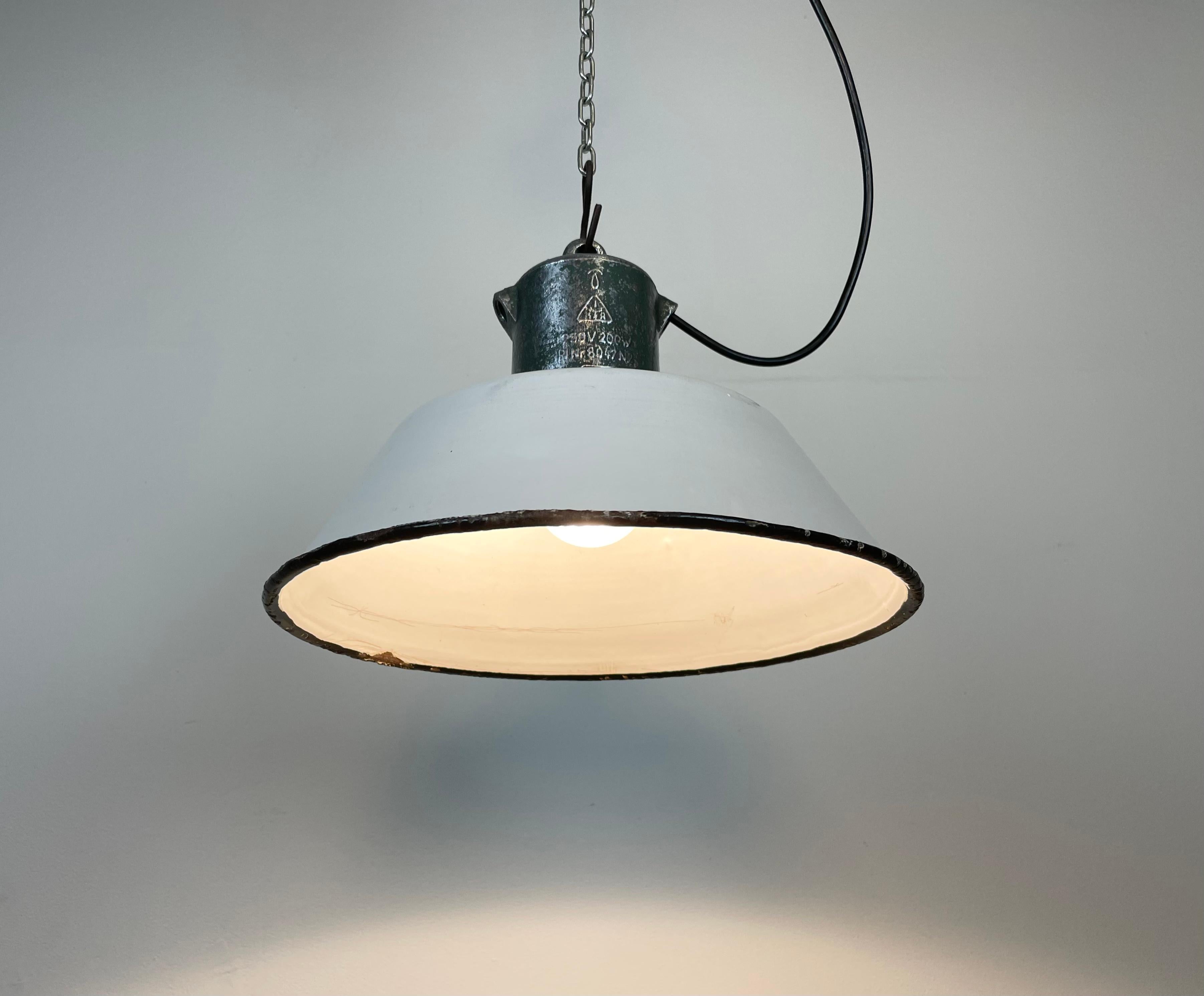 Industrial White Enamel Industrial Lamp with Cast Aluminium Top from EOW, 1950s For Sale 3
