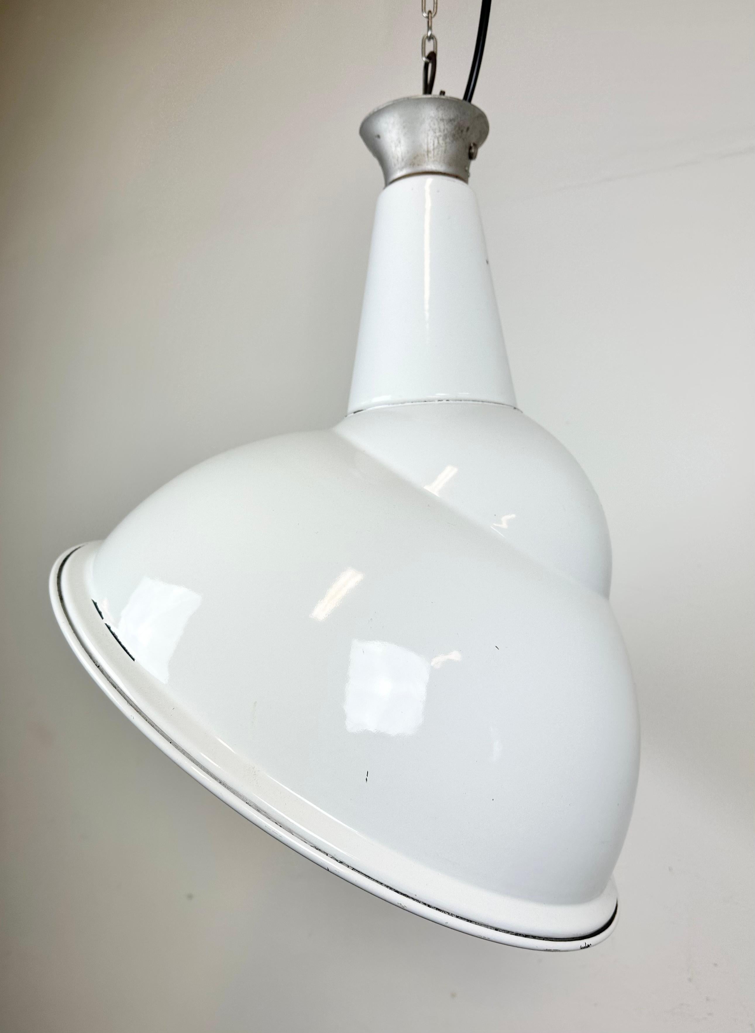 Lampe suspendue industrielle en émail blanc, années 1960 en vente 3
