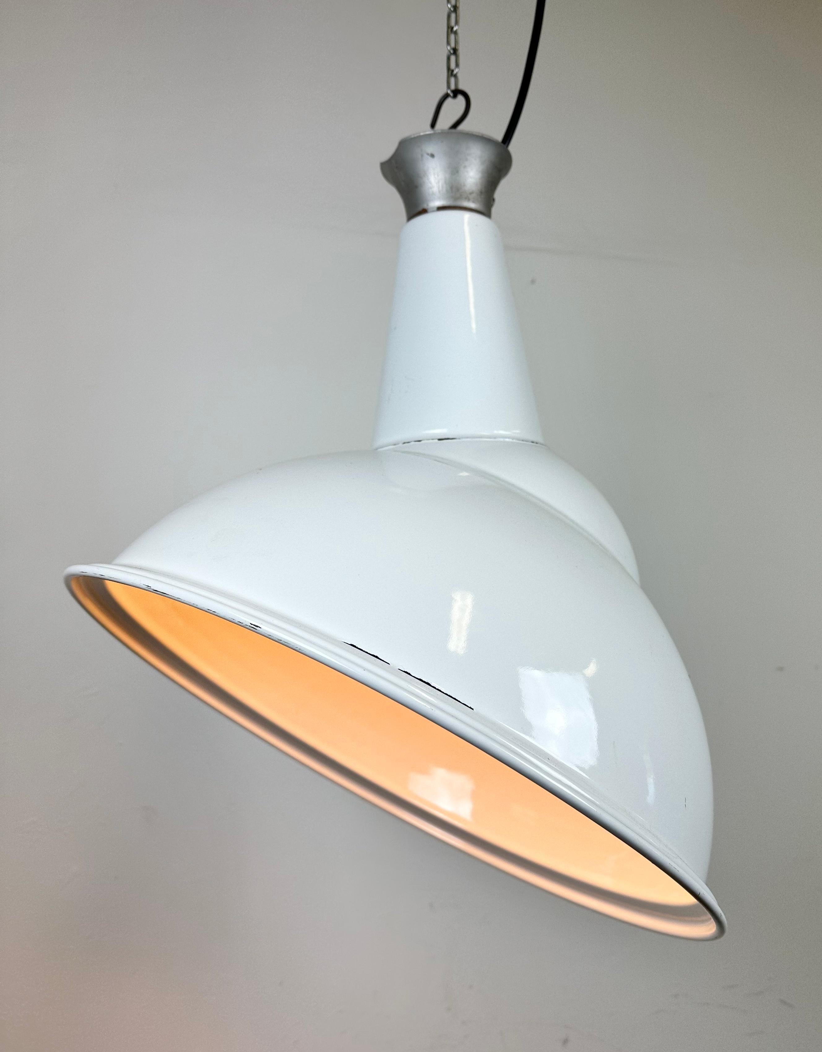 Lampe suspendue industrielle en émail blanc, années 1960 en vente 4