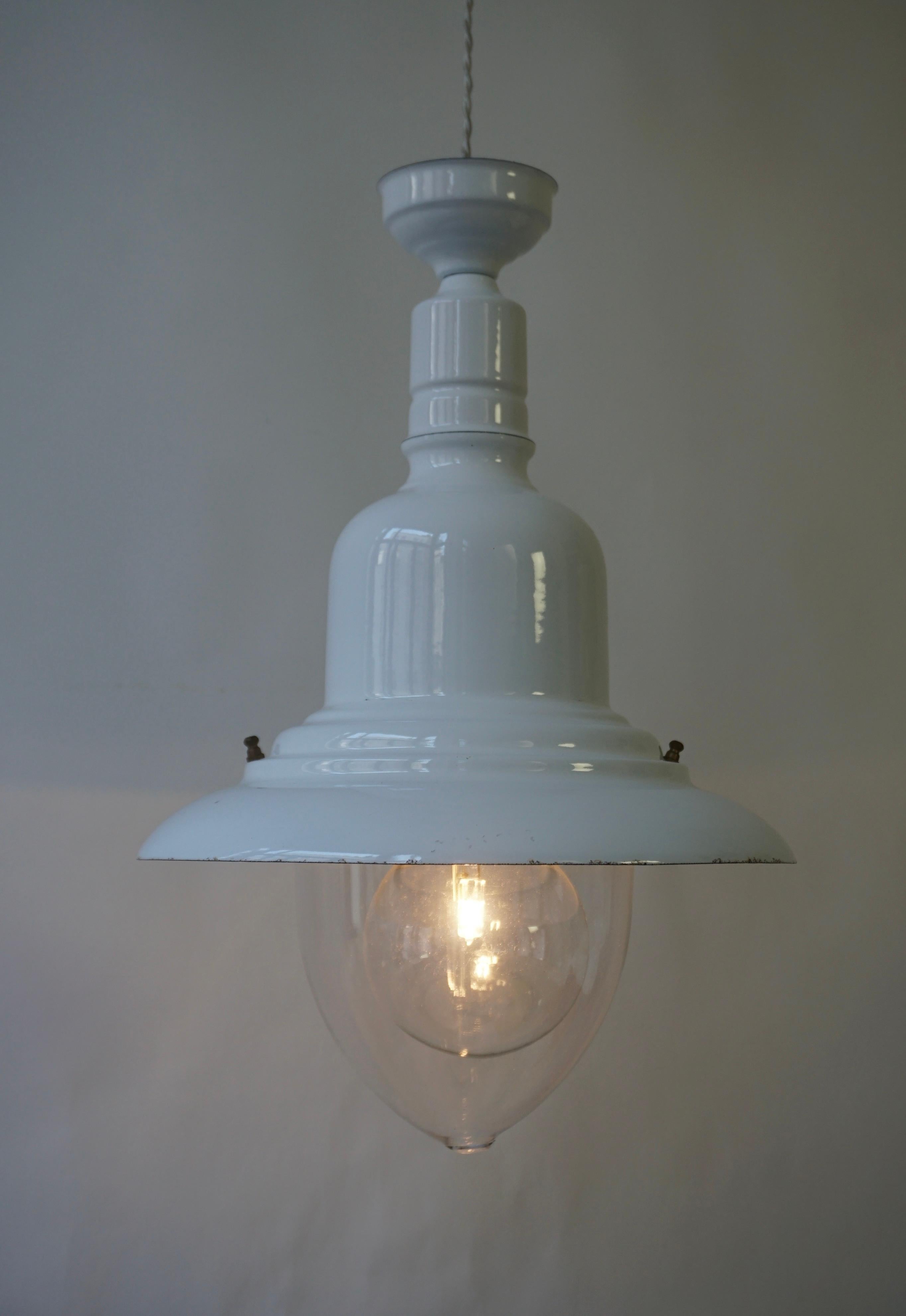 Lampada a sospensione industriale in smalto bianco, anni '60 in vendita 2