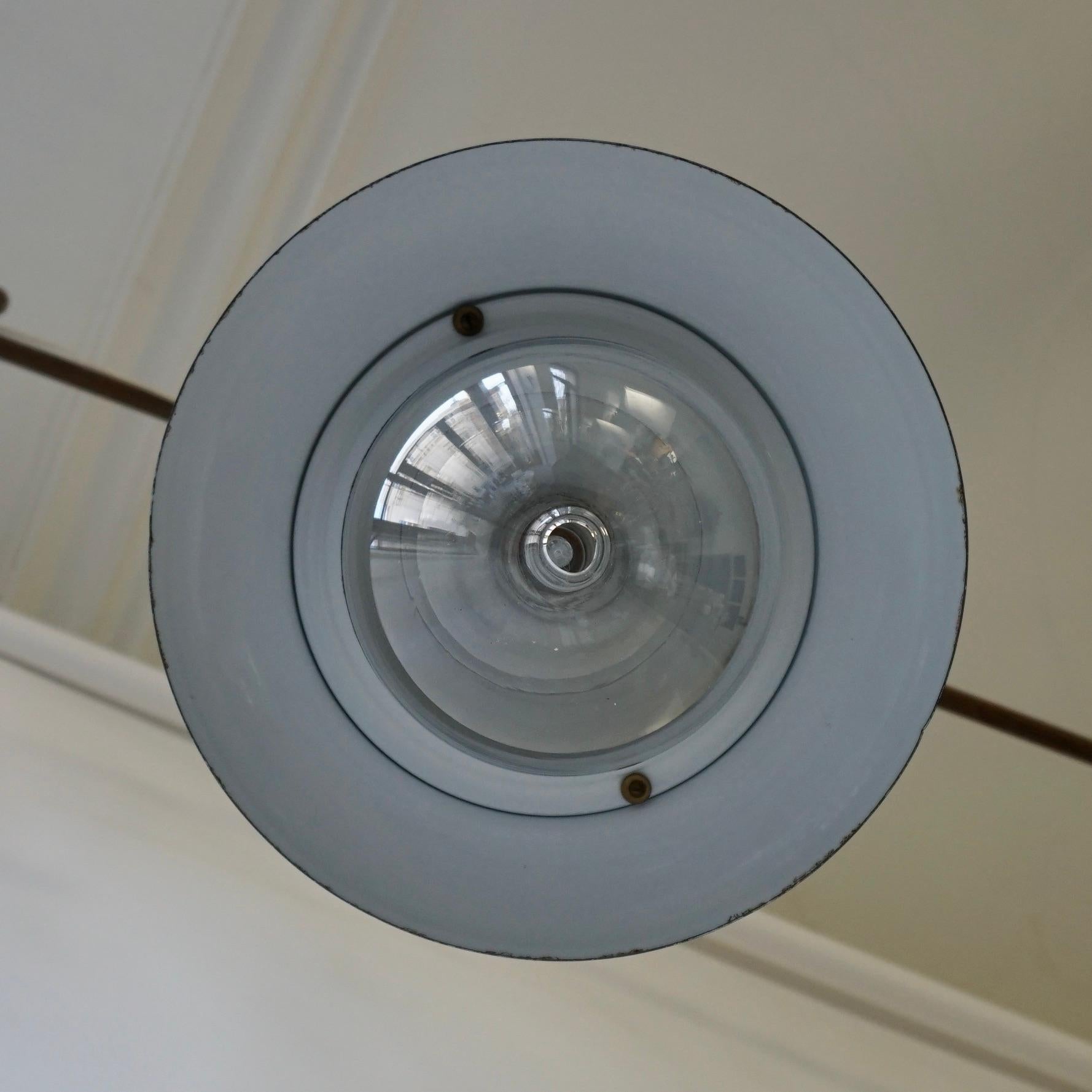 Lampada a sospensione industriale in smalto bianco, anni '60 in vendita 4