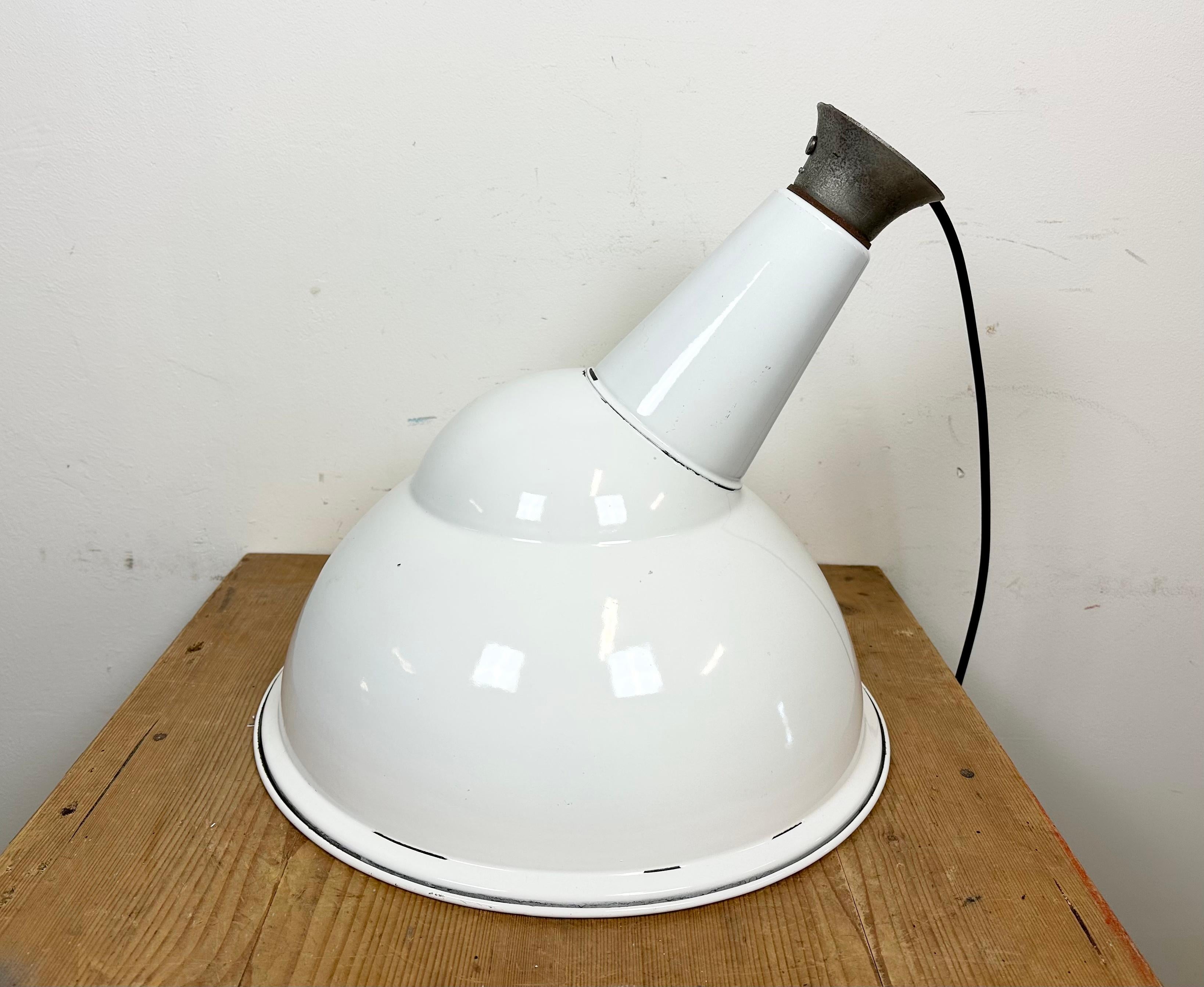 Lampe suspendue industrielle en émail blanc, années 1960 en vente 9