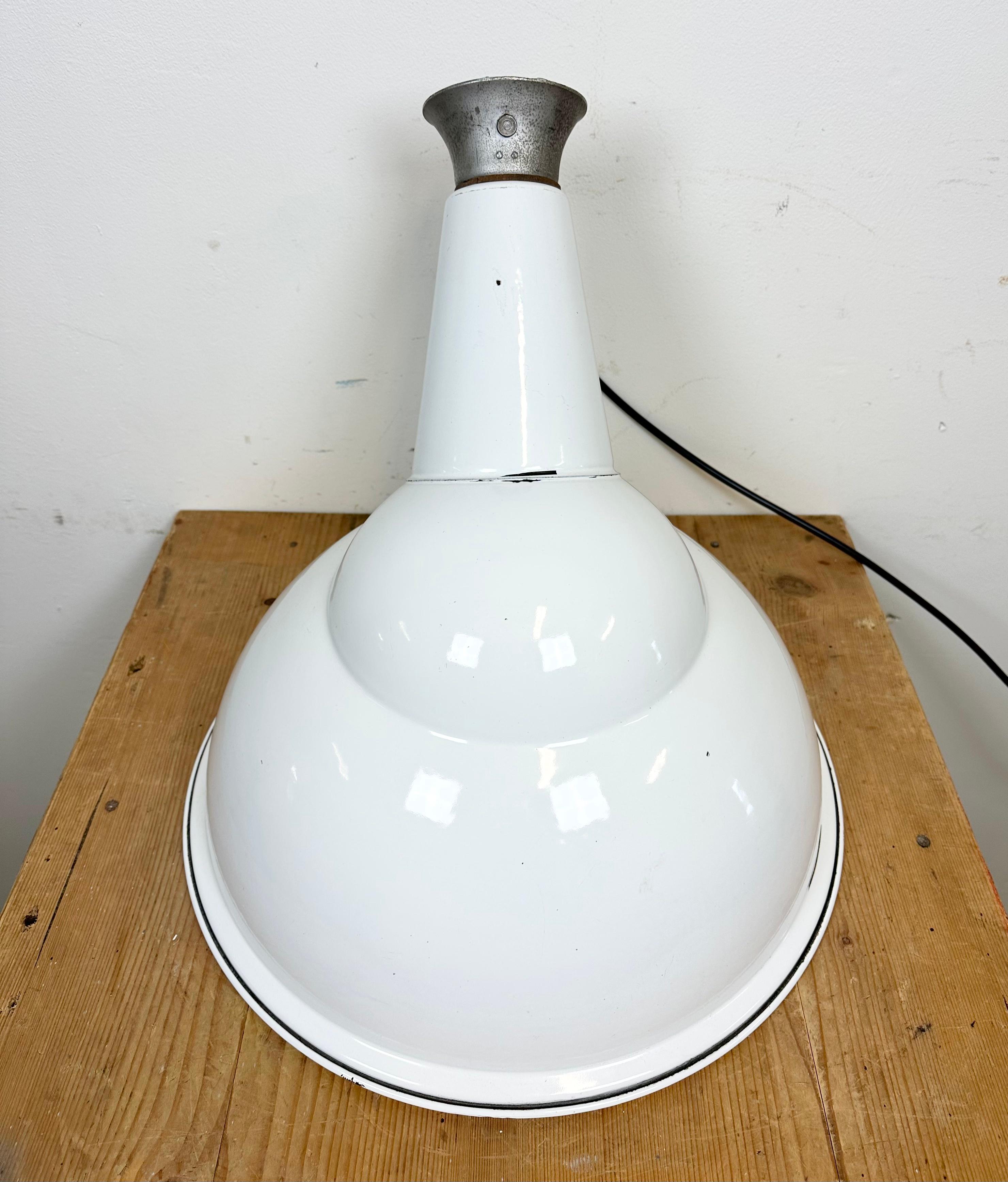 Lampe suspendue industrielle en émail blanc, années 1960 en vente 10