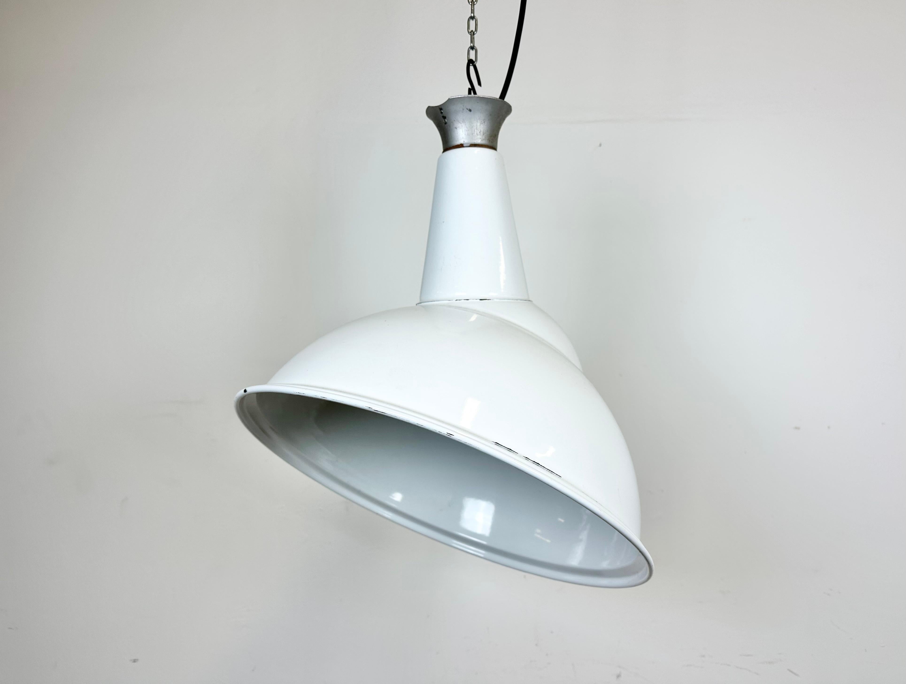 Industrial white enamel pendant lamp made in United Kingdom during the 1960s. New porcelain socket rerquires E 27/ E26 light bulbs. New wire.