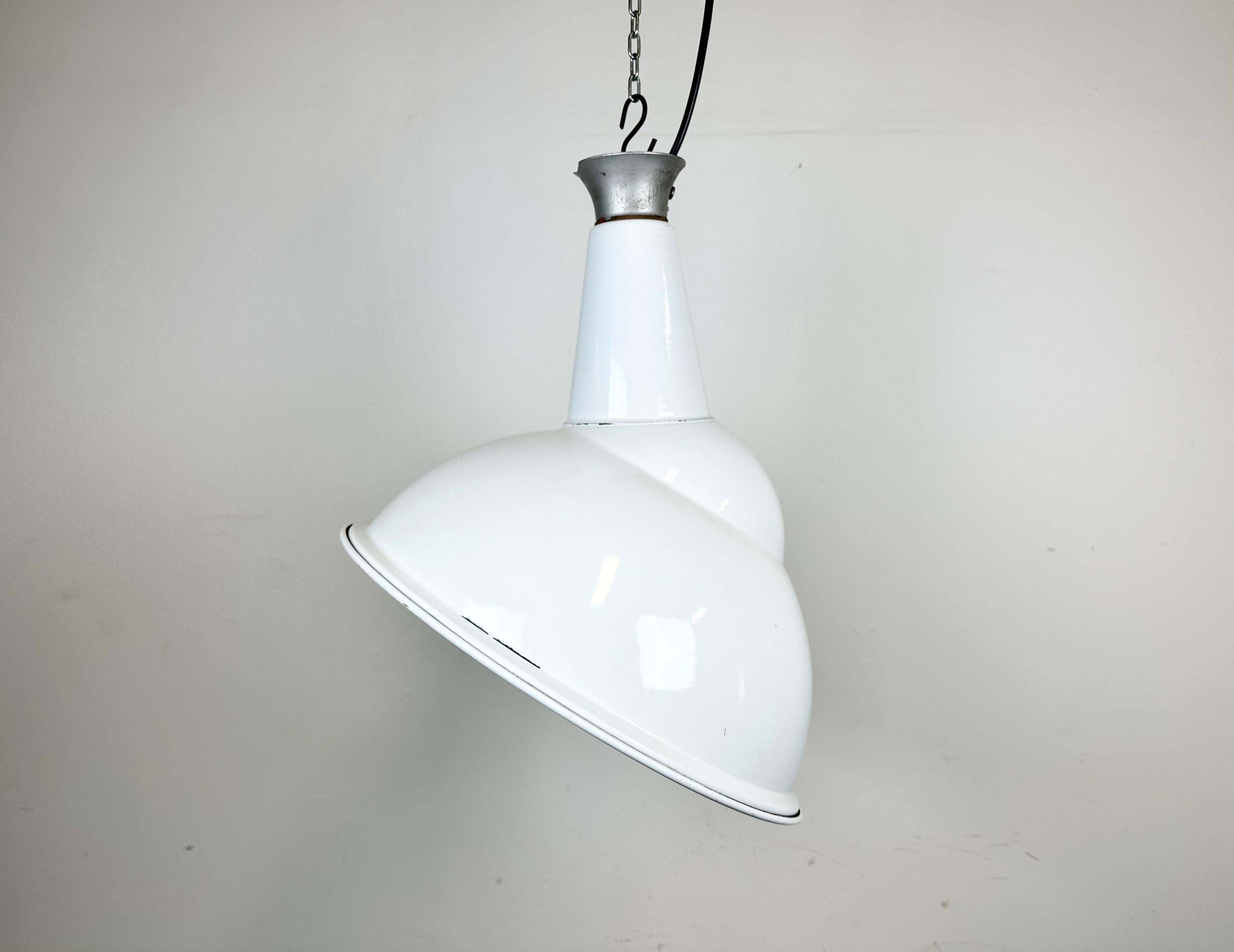 Industriel Lampe suspendue industrielle en émail blanc, années 1960 en vente