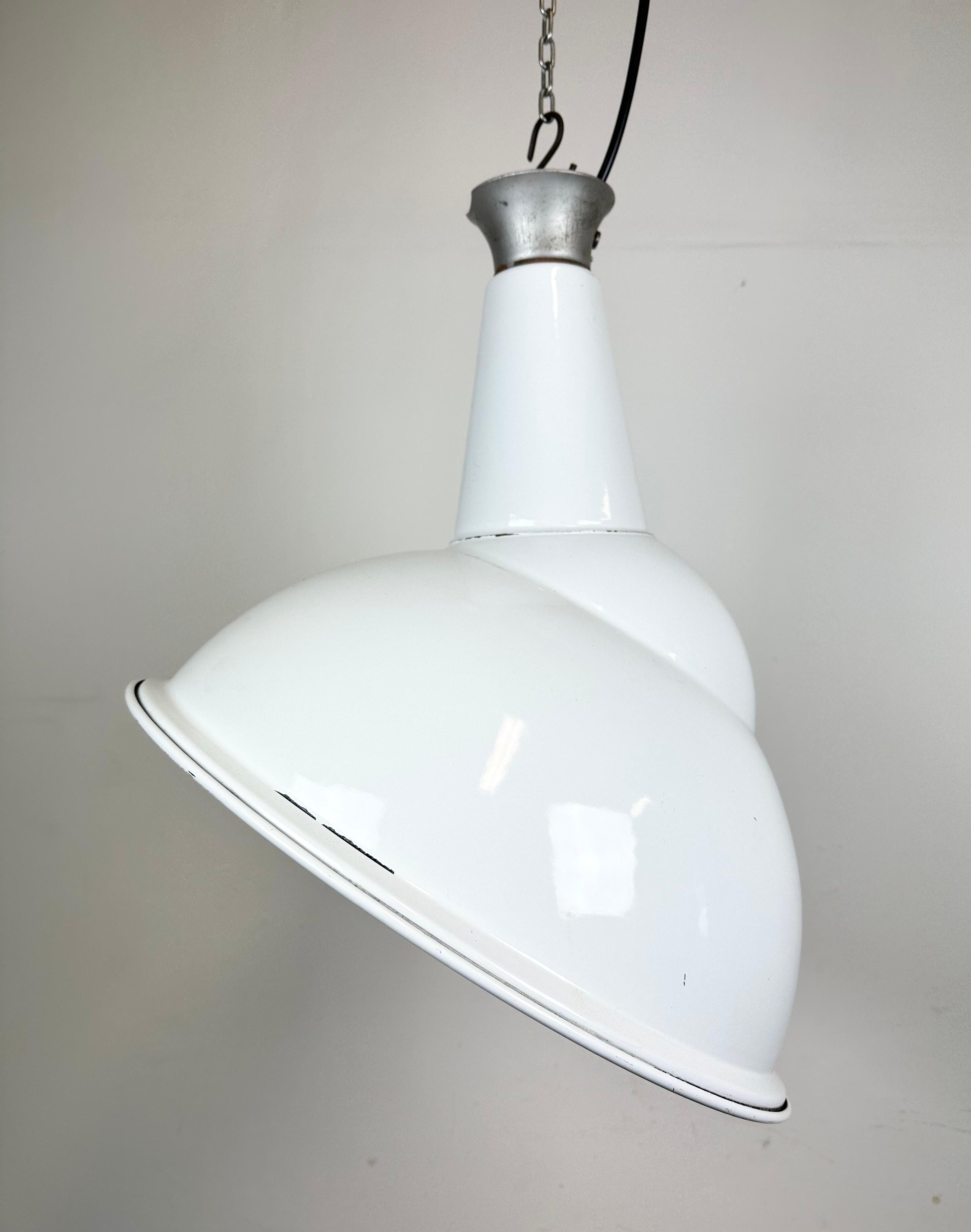 Industrial White Enamel Pendant Lamp, 1960s In Good Condition For Sale In Kojetice, CZ