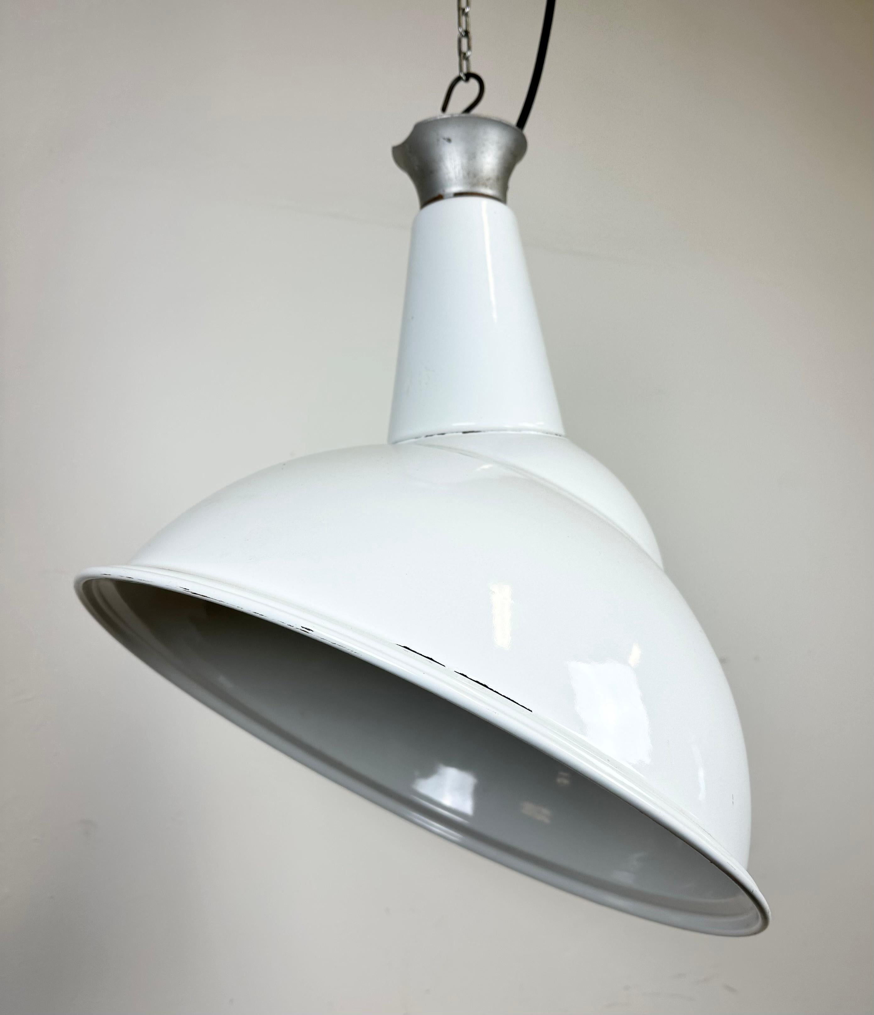 Lampe suspendue industrielle en émail blanc, années 1960 Bon état - En vente à Kojetice, CZ