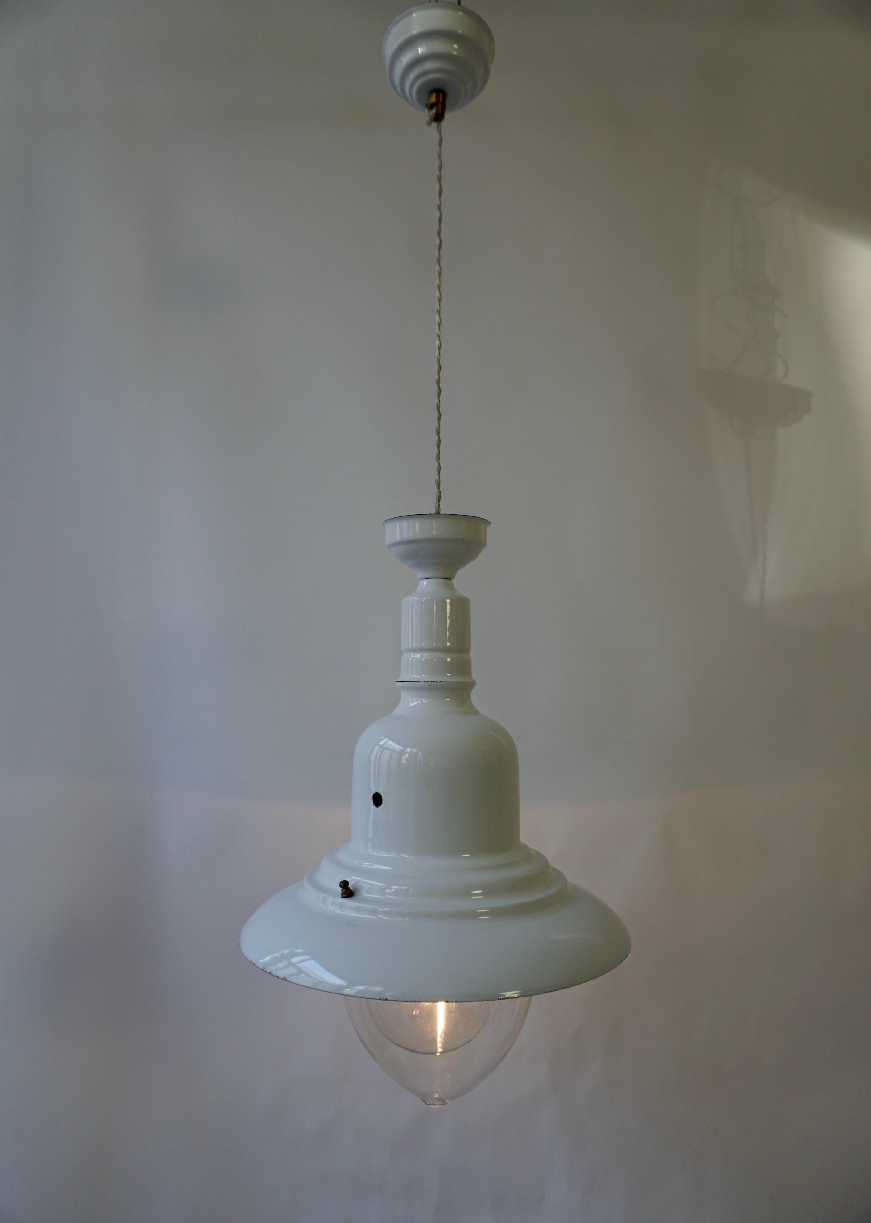 Industrial White Enamel Pendant Lamp, 1960s In Good Condition For Sale In Antwerp, BE