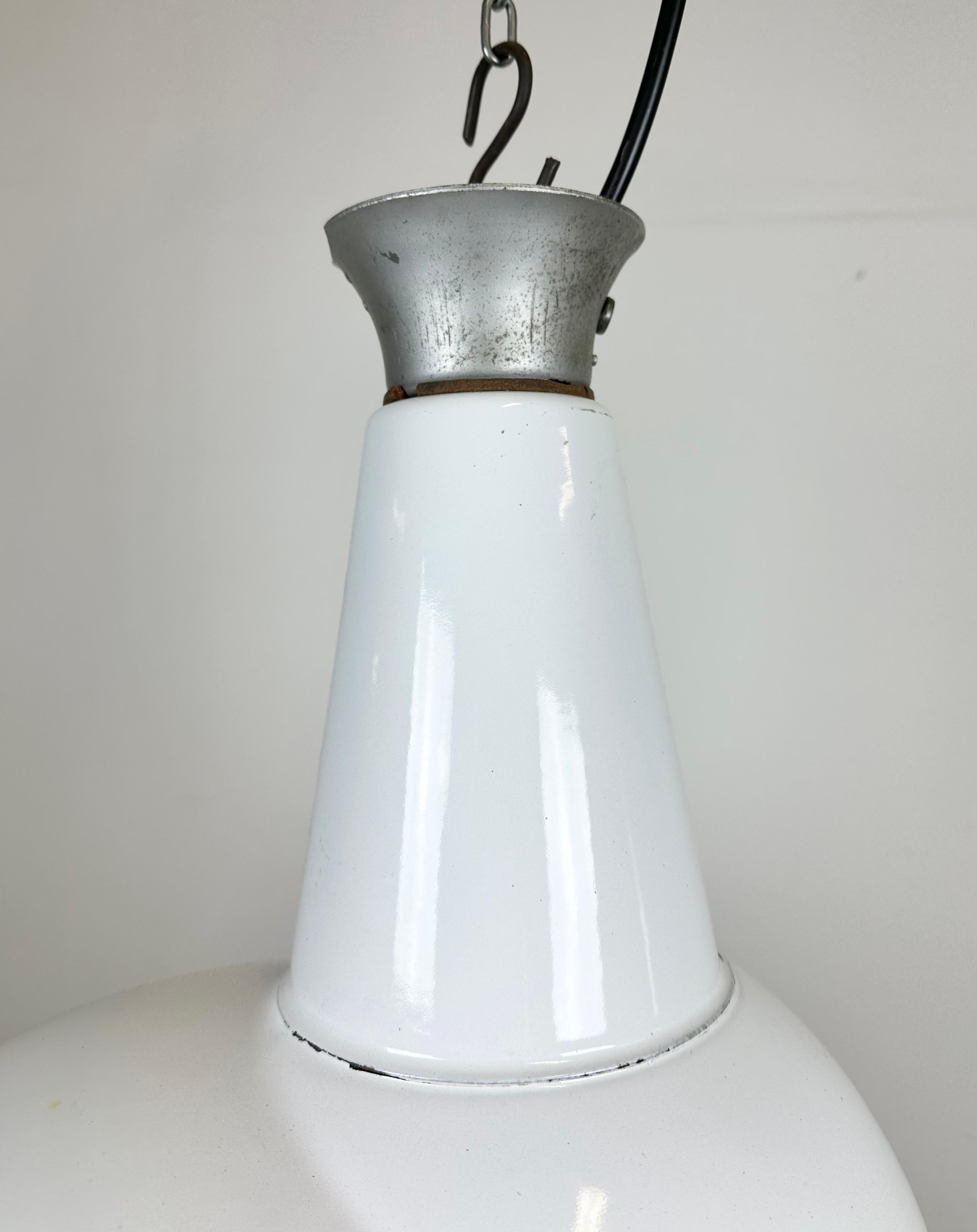 20ième siècle Lampe suspendue industrielle en émail blanc, années 1960 en vente