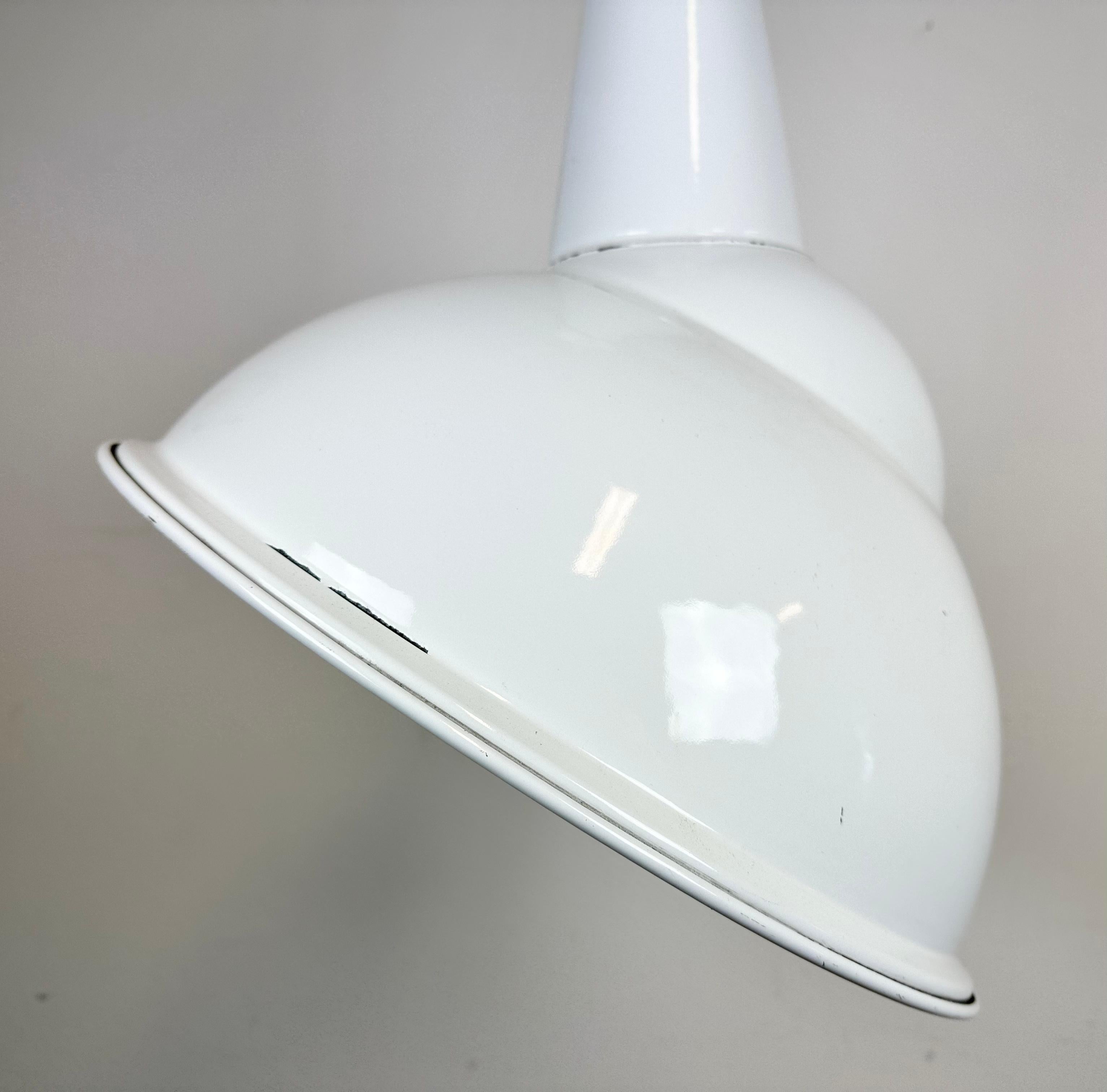 Émail Lampe suspendue industrielle en émail blanc, années 1960 en vente