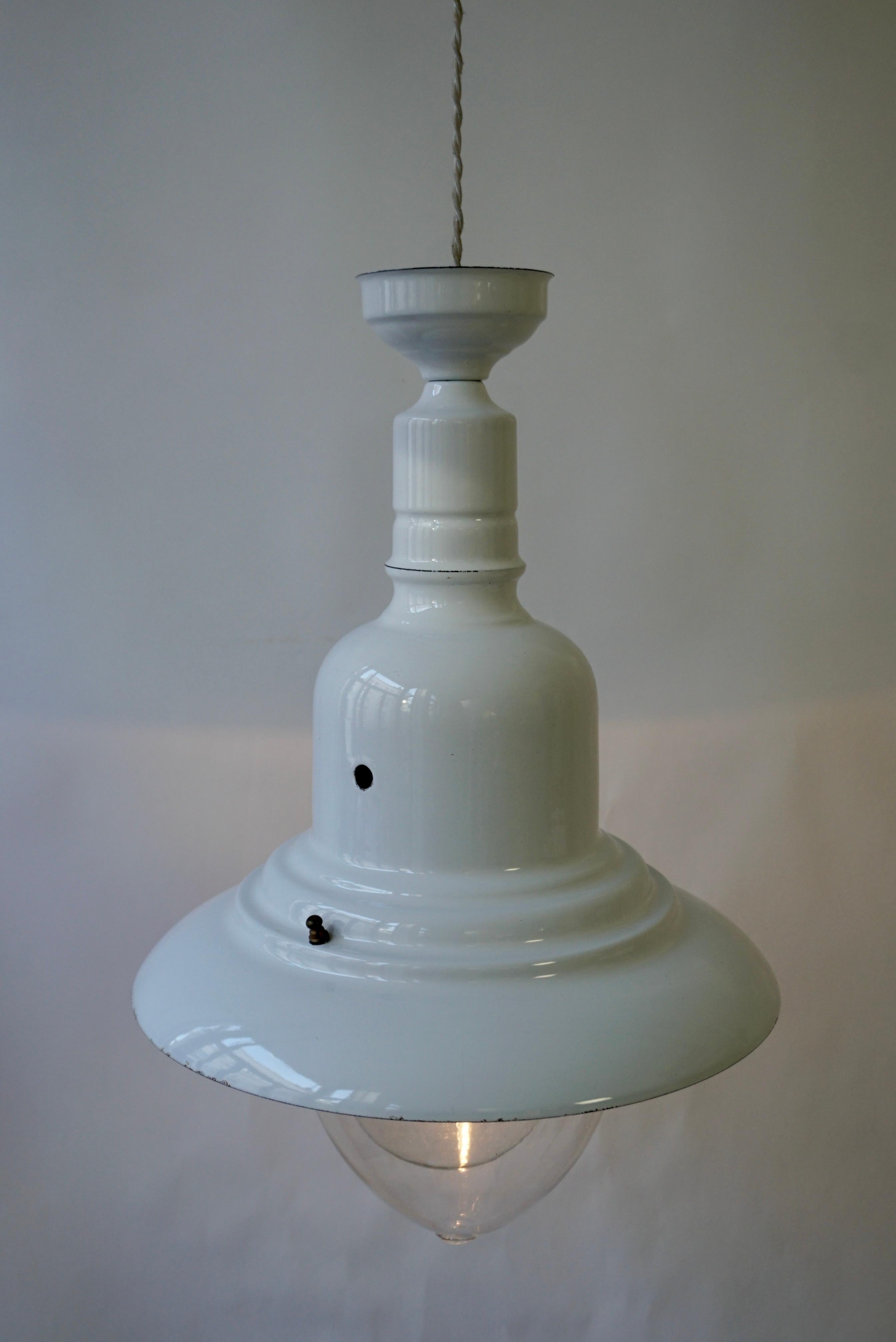 Lampada a sospensione industriale in smalto bianco, anni '60 In condizioni buone in vendita a Antwerp, BE