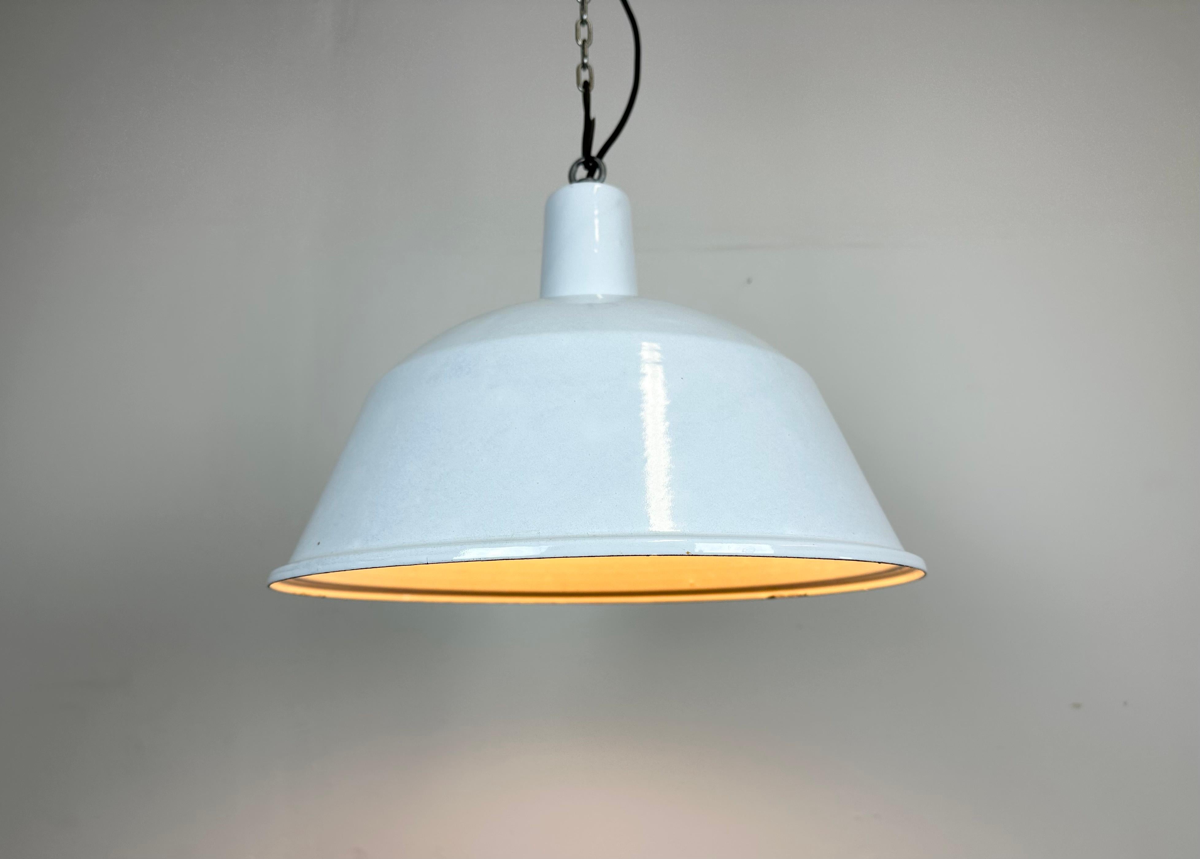 Industrial White Enamel Pendant Lamp from Emax, 1960s For Sale 2