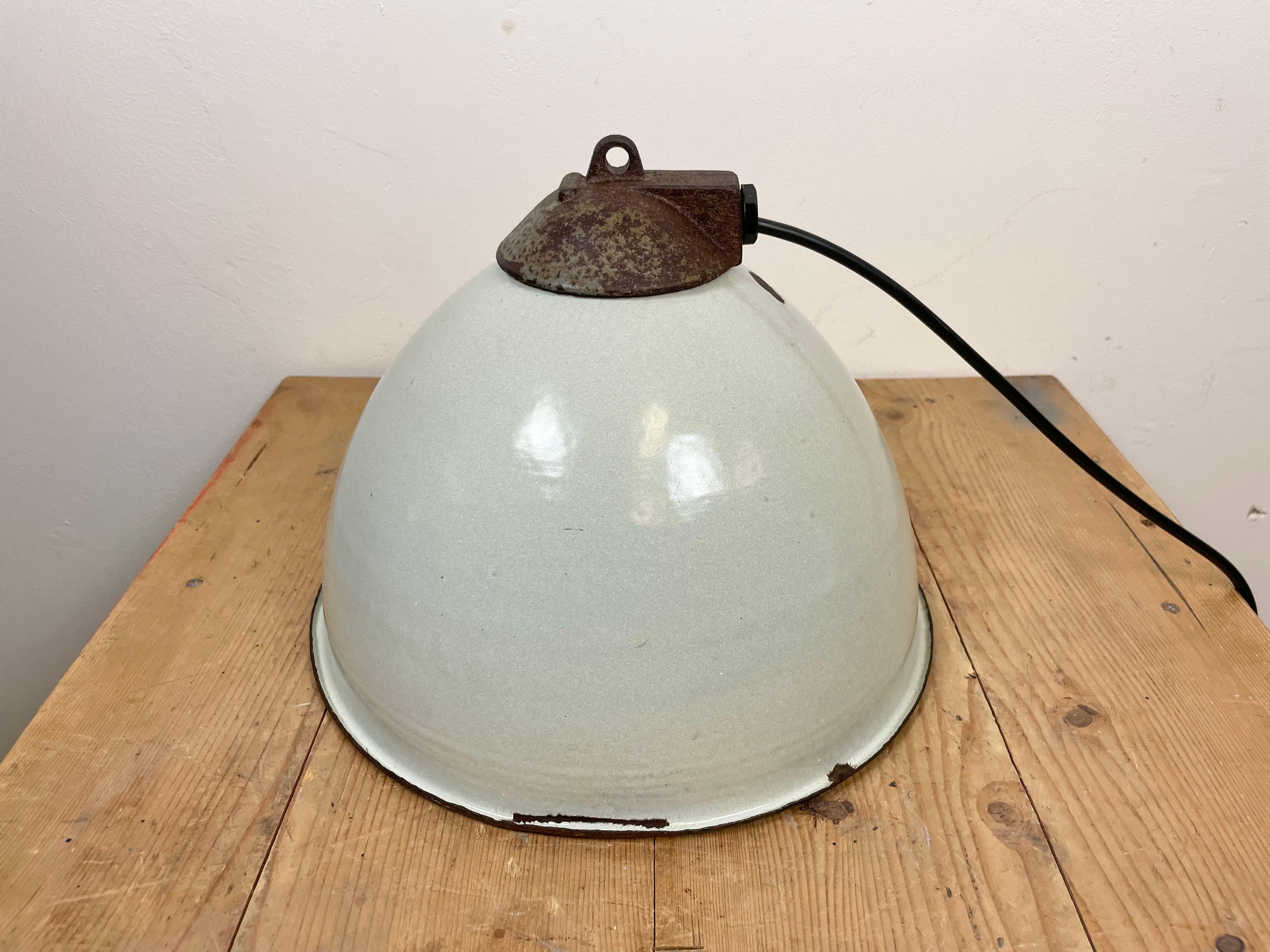 Industrial White Grey Enamel Factory Lamp with Cast Iron Top, 1960s For Sale 5