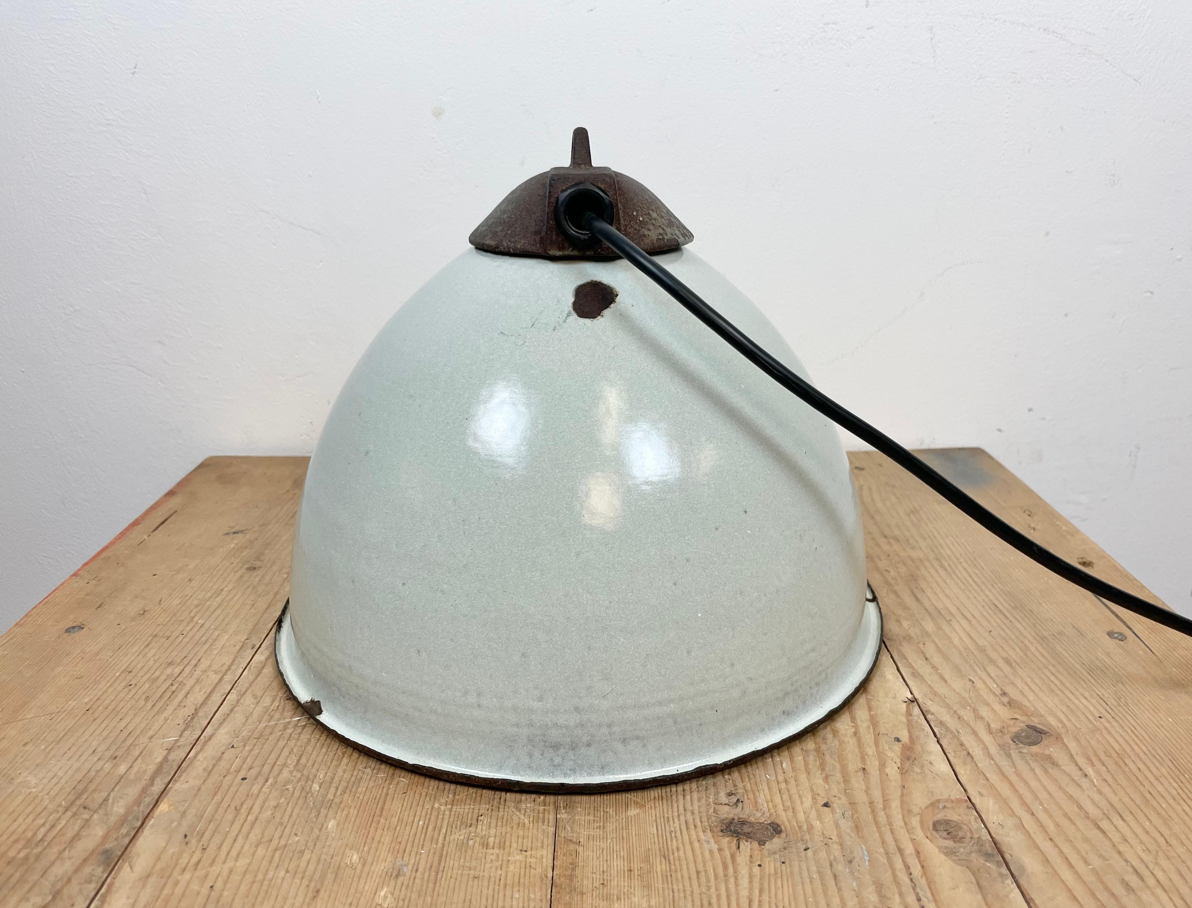 Industrial White Grey Enamel Factory Lamp with Cast Iron Top, 1960s For Sale 7