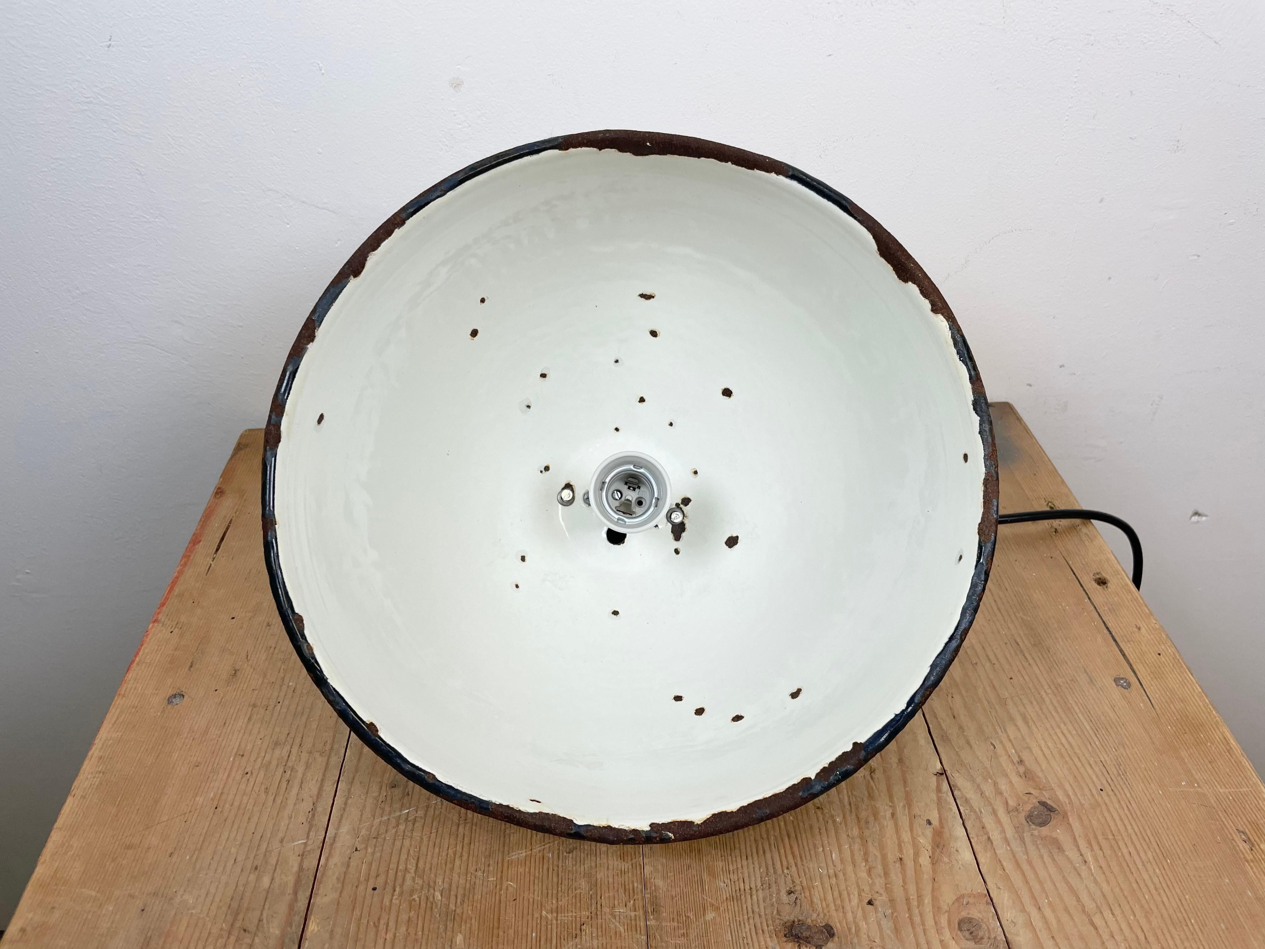 Industrial White Grey Enamel Factory Lamp with Cast Iron Top, 1960s For Sale 8
