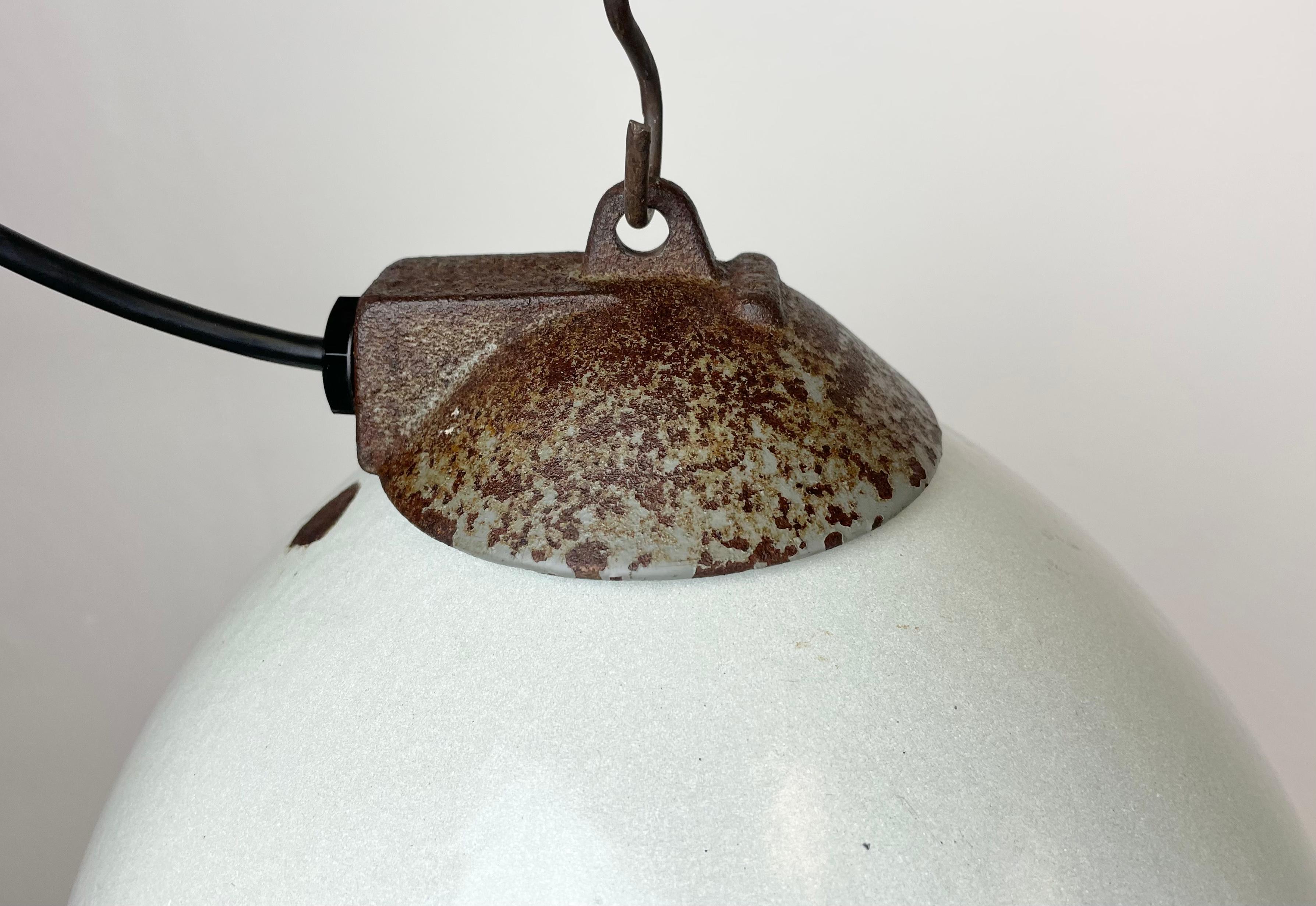 Industrial White Grey Enamel Factory Lamp with Cast Iron Top, 1960s In Good Condition For Sale In Kojetice, CZ