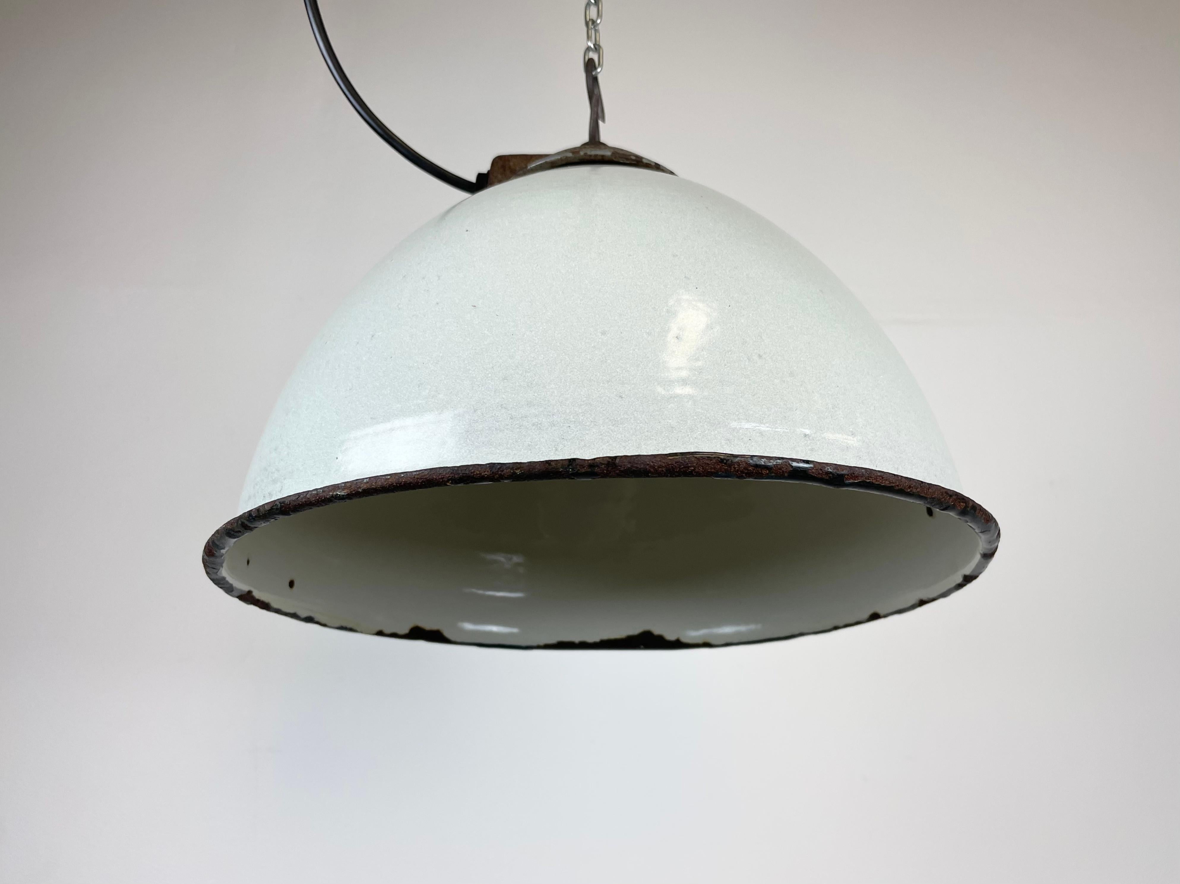 Industrial White Grey Enamel Factory Lamp with Cast Iron Top, 1960s For Sale 3