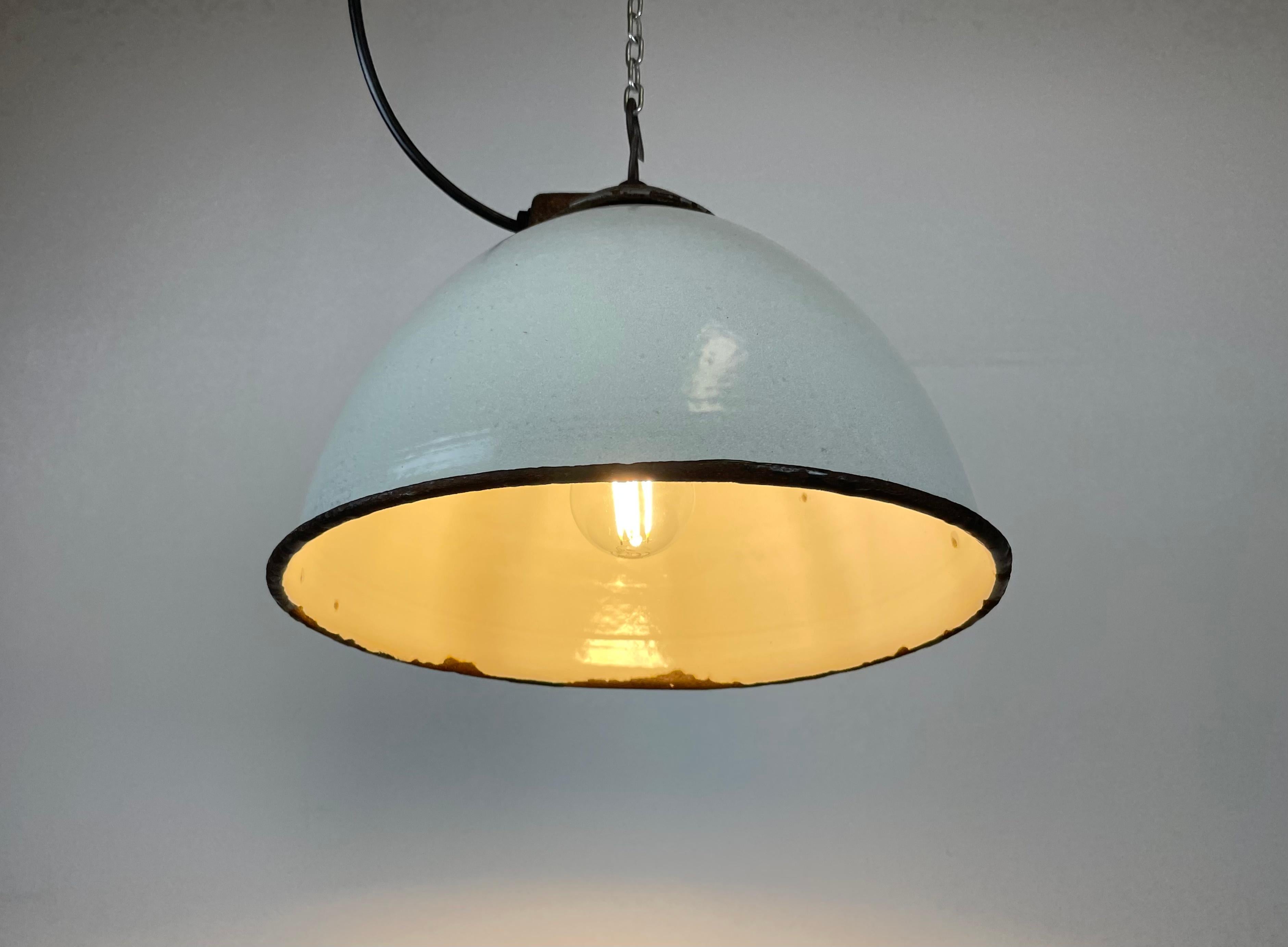 Industrial White Grey Enamel Factory Lamp with Cast Iron Top, 1960s For Sale 4