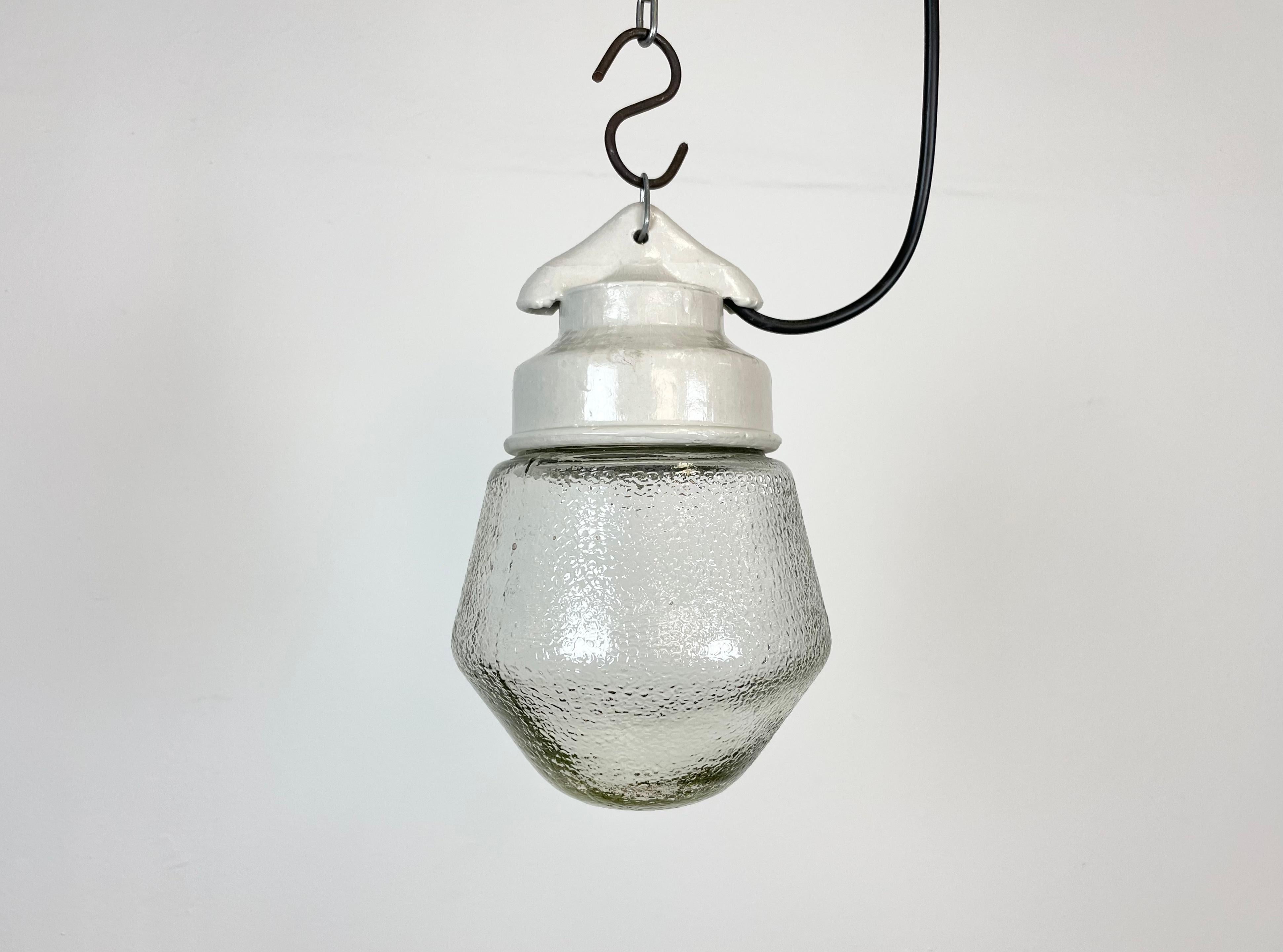 Luminaire industriel vintage fabriqué en ex-Union soviétique dans les années 1970, avec un plateau en porcelaine blanche et un couvercle en verre transparent dépoli. La douille nécessite des ampoules E27. Nouveau fil. Le poids de la lampe est de 1kg.