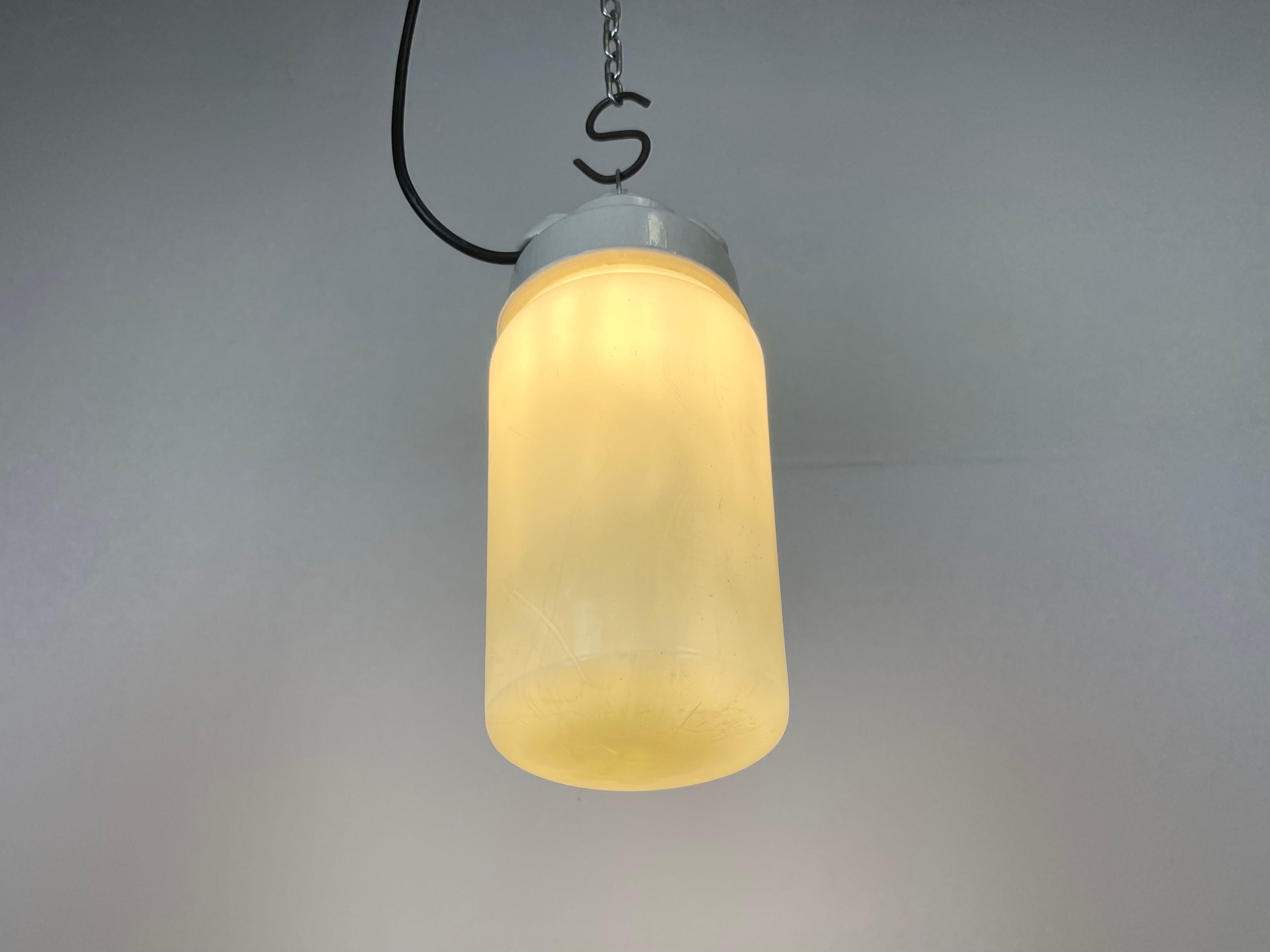 Lampe à suspension industrielle en porcelaine blanche avec verre dépoli, années 1970 en vente 3