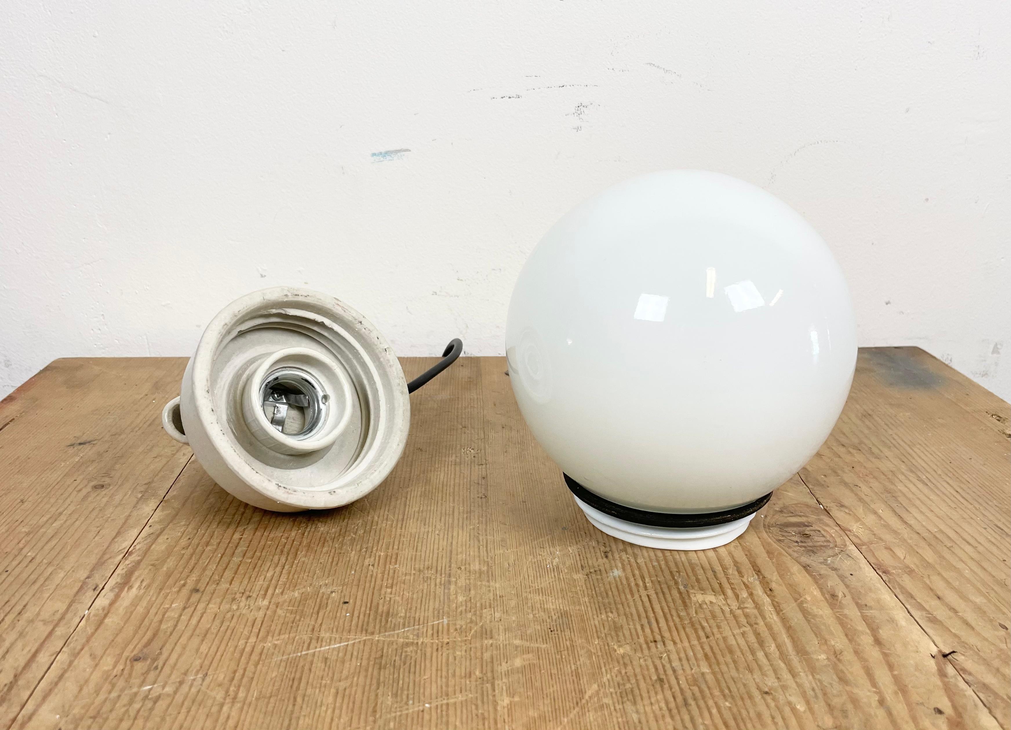 Lampe à suspension industrielle en porcelaine blanche avec verre dépoli, années 1970 en vente 4