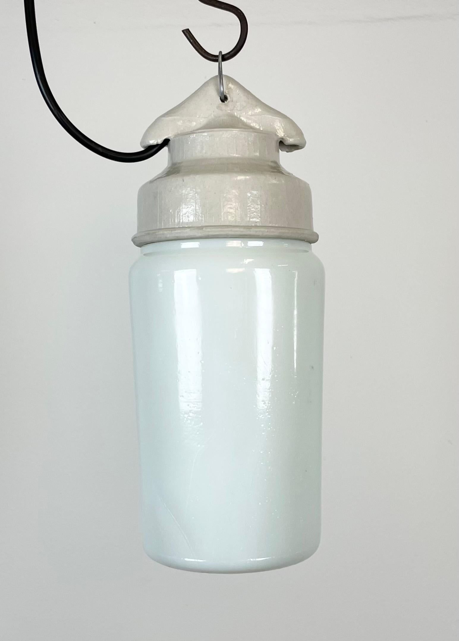 Industriel Lampe à suspension industrielle en porcelaine blanche avec verre dépoli, années 1970 en vente